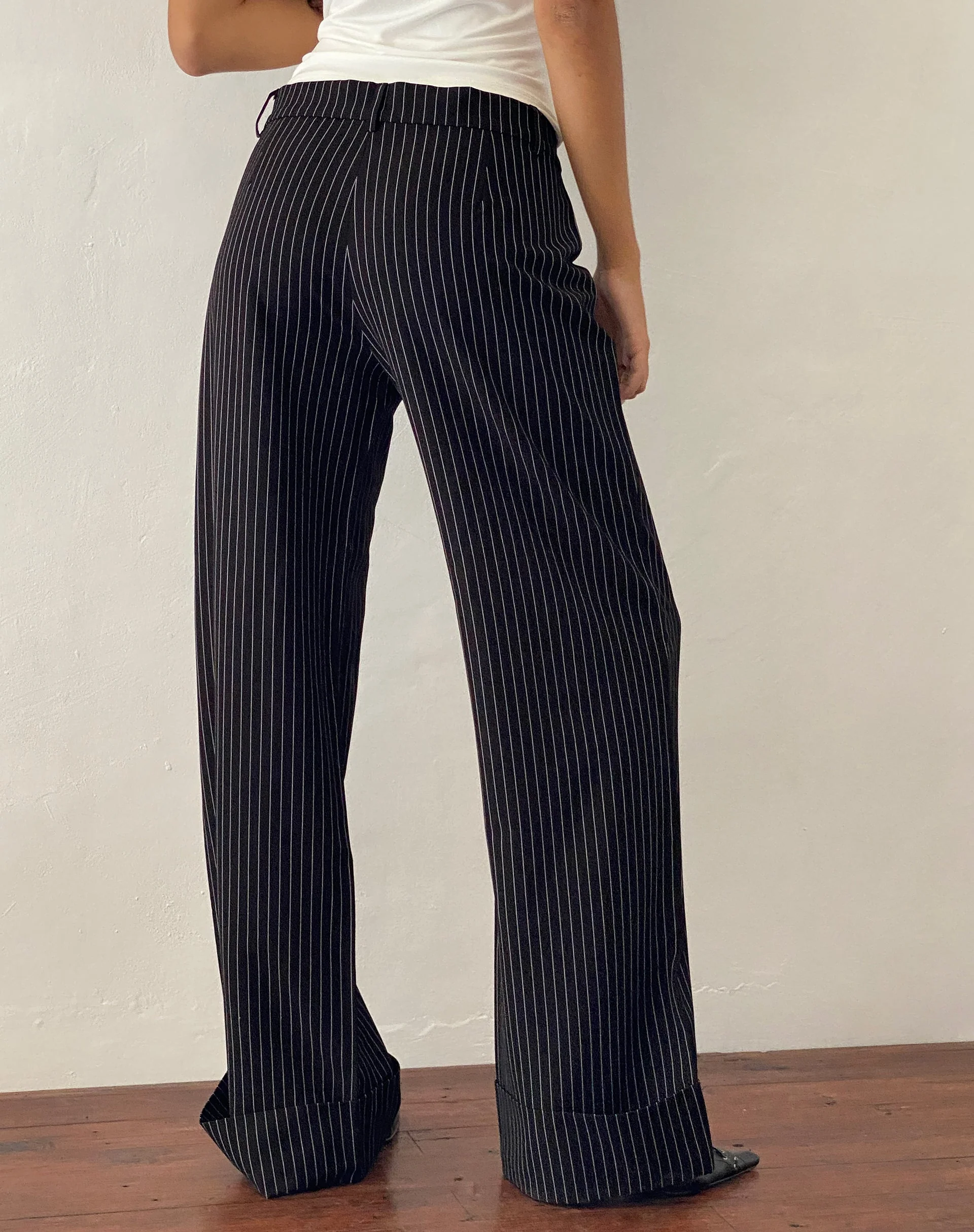 Abba Low Rise Hose in Schwarz Nadelstreifen Tailoring - Image 2