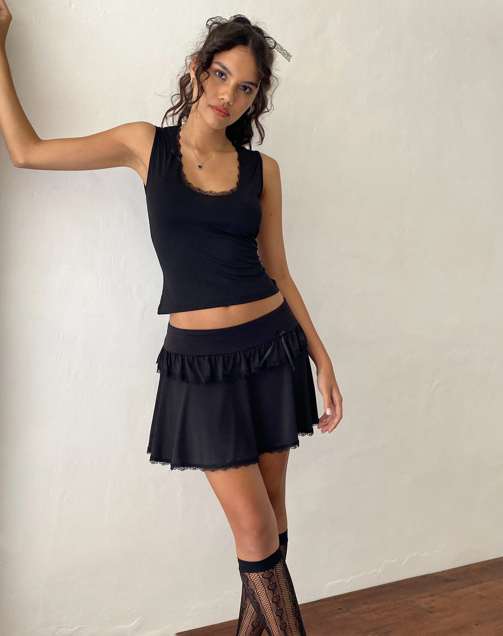 Addalyn Minirock mit Spitzenbesatz in Schwarz - Image 4