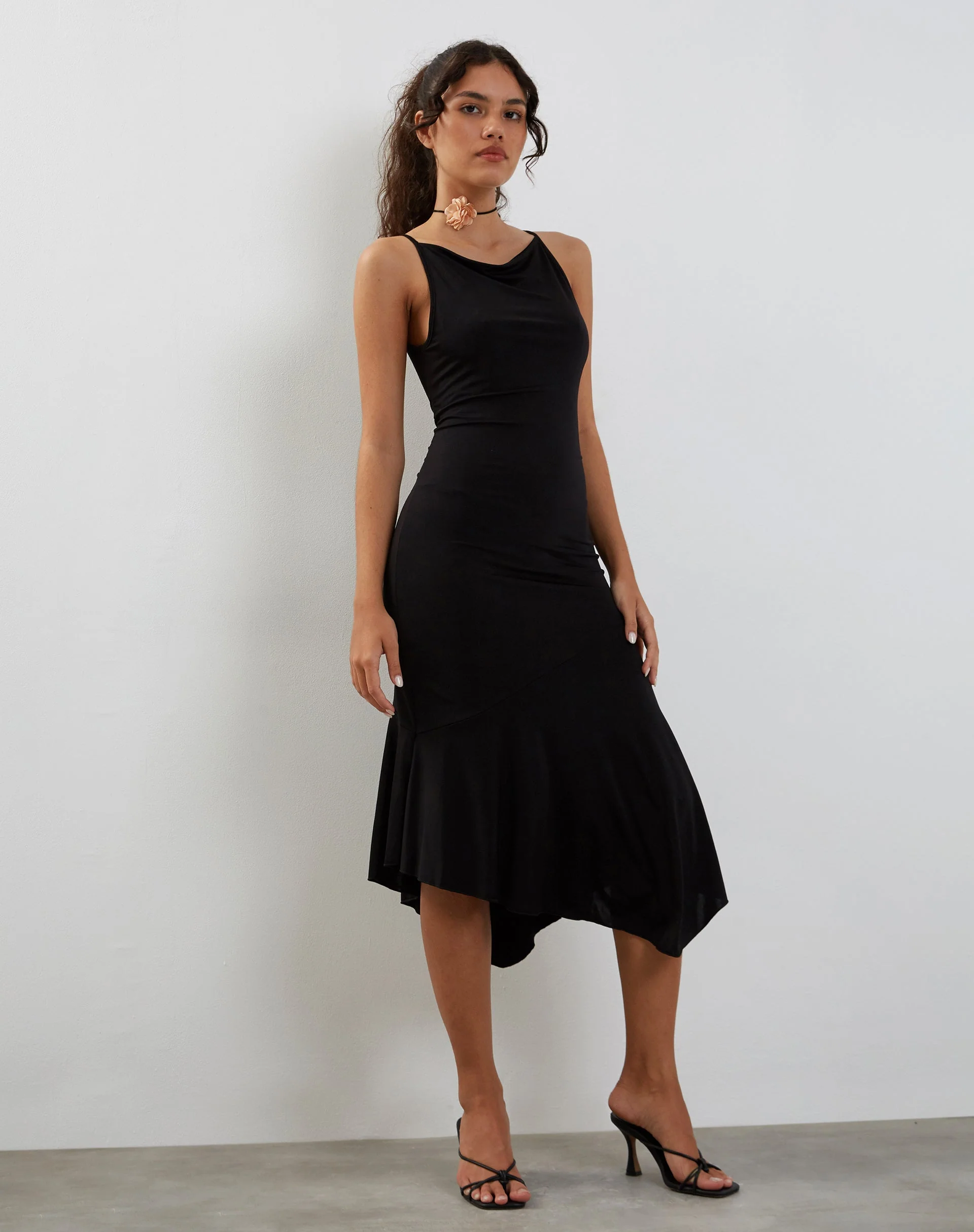 Adina Midikleid mit asymmetrischem Saum in Schwarz mit Glitzereffekt - Image 3