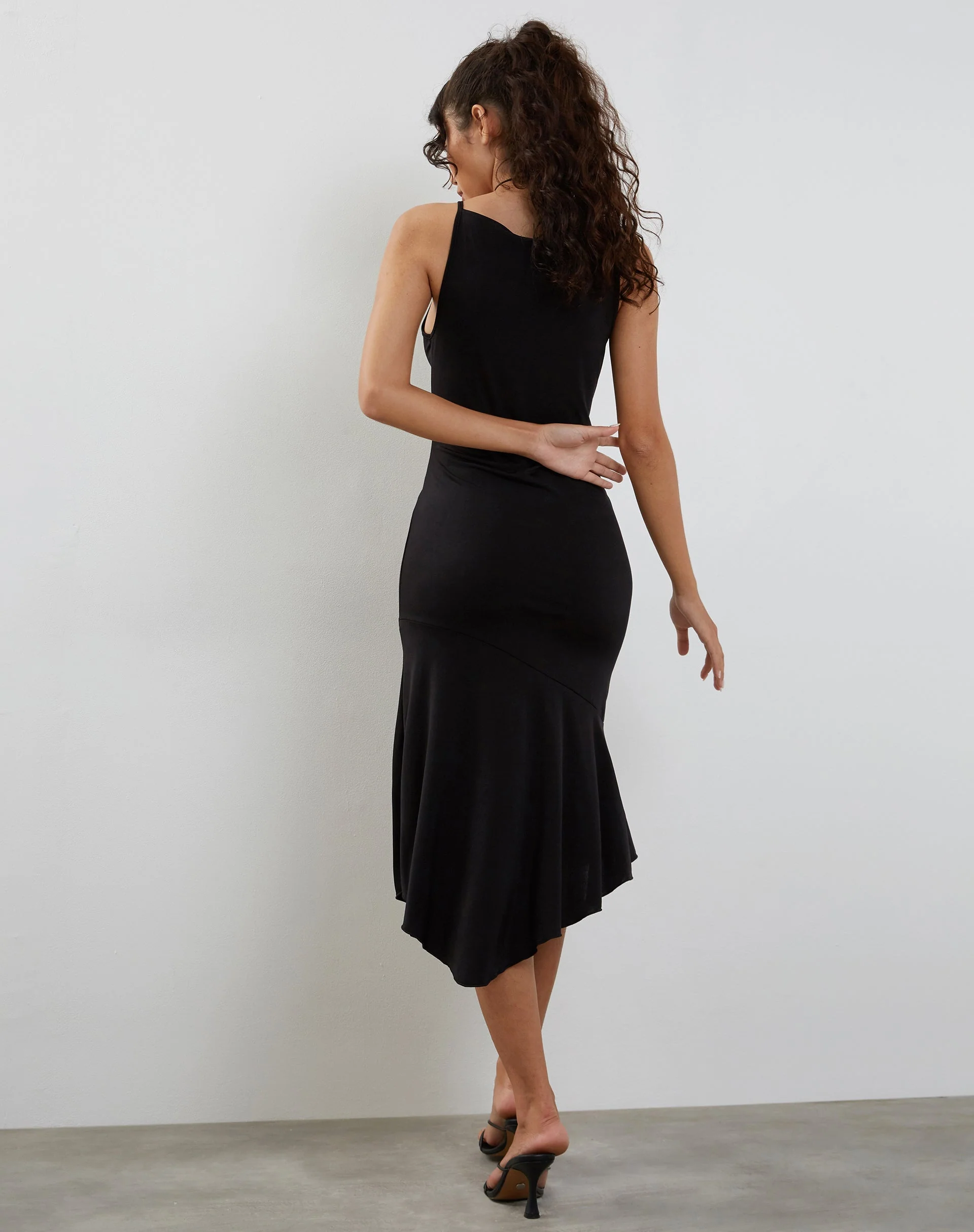 Adina Midikleid mit asymmetrischem Saum in Schwarz mit Glitzereffekt - Image 4