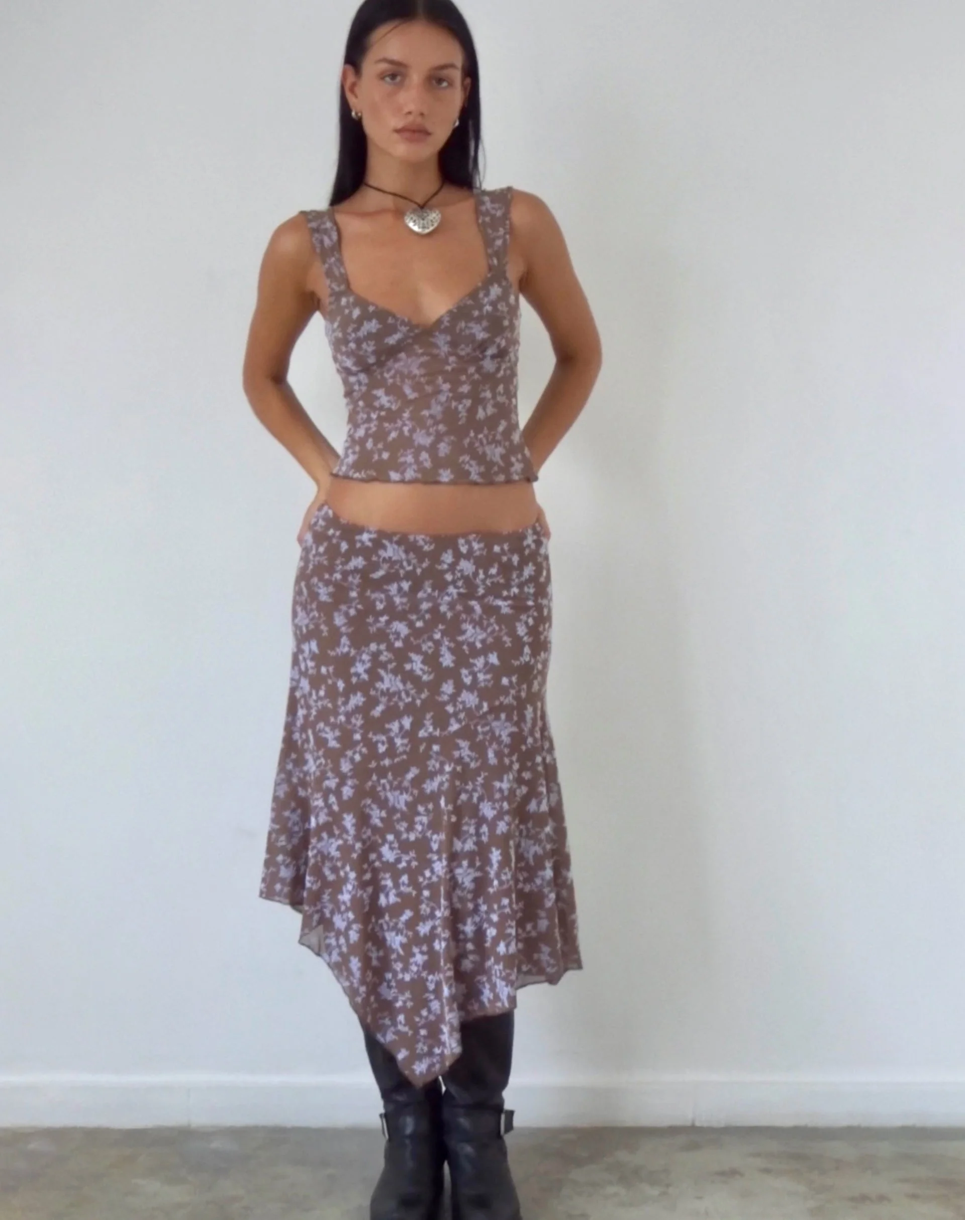Aerin Mesh-Oberteil mit Kappe und Ärmeln aus Botanikerflock in Taupe - Image 4