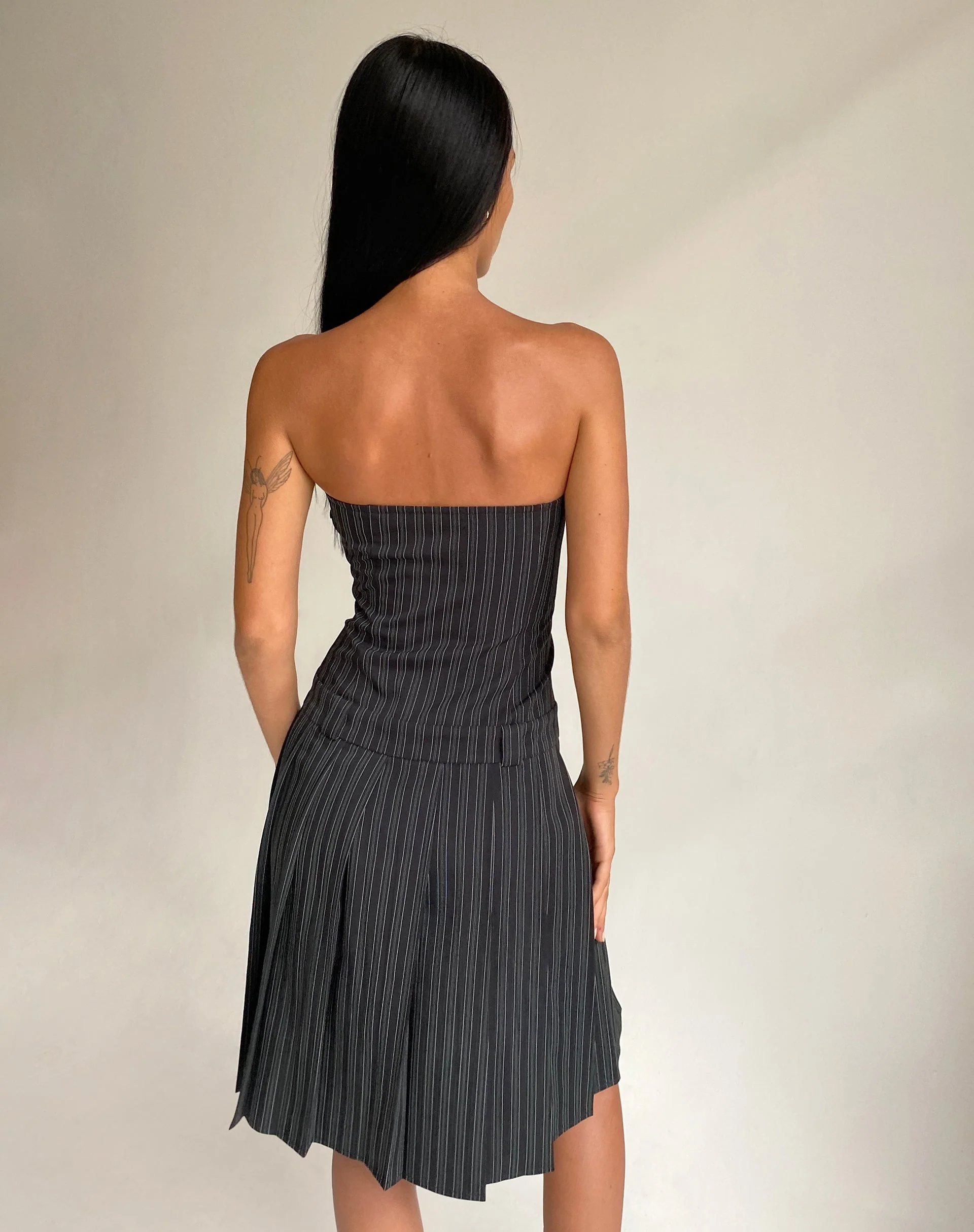 Aldari Bandeau Midikleid in Tailoring Schwarz Nadelstreifen - Image 5