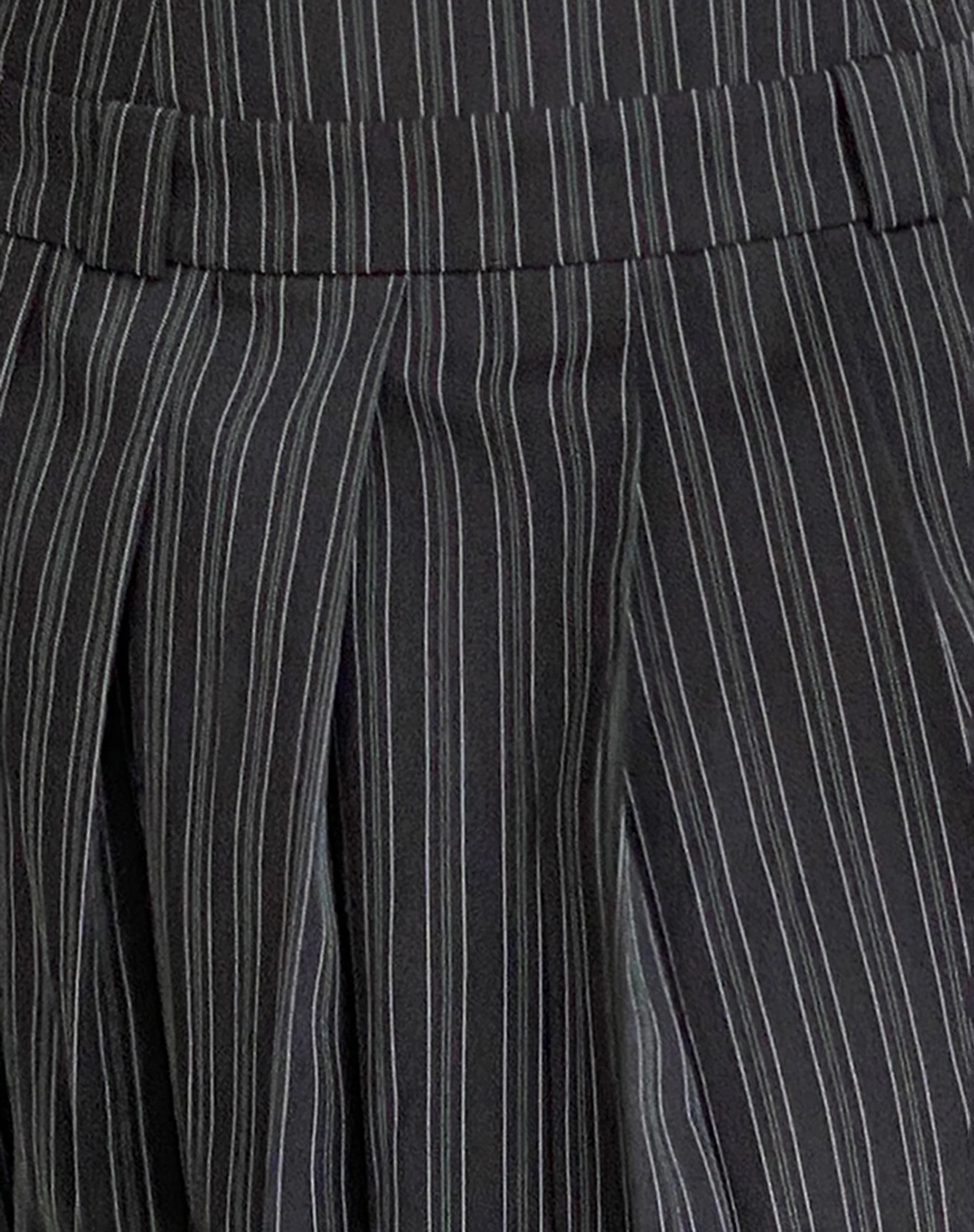 Aldari Bandeau Midikleid in Tailoring Schwarz Nadelstreifen - Image 6