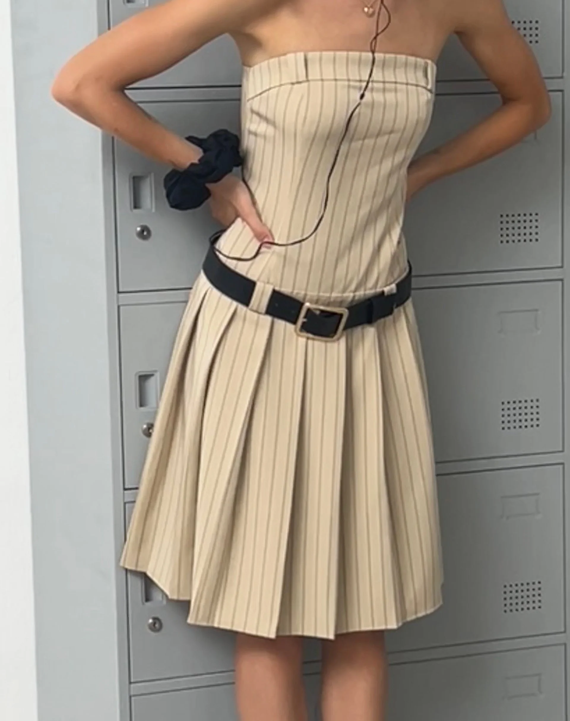 Aldari Bandeau Midikleid in Tailoring Tan Nadelstreifen