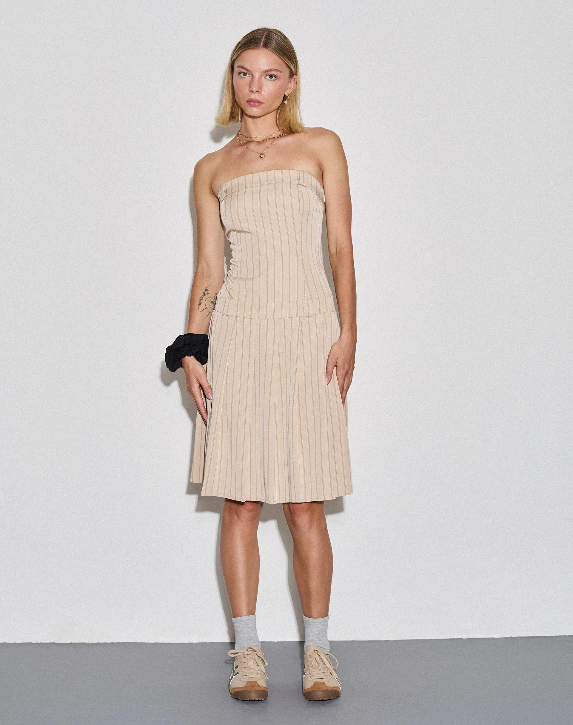 Aldari Bandeau Midikleid in Tailoring Tan Nadelstreifen - Image 3