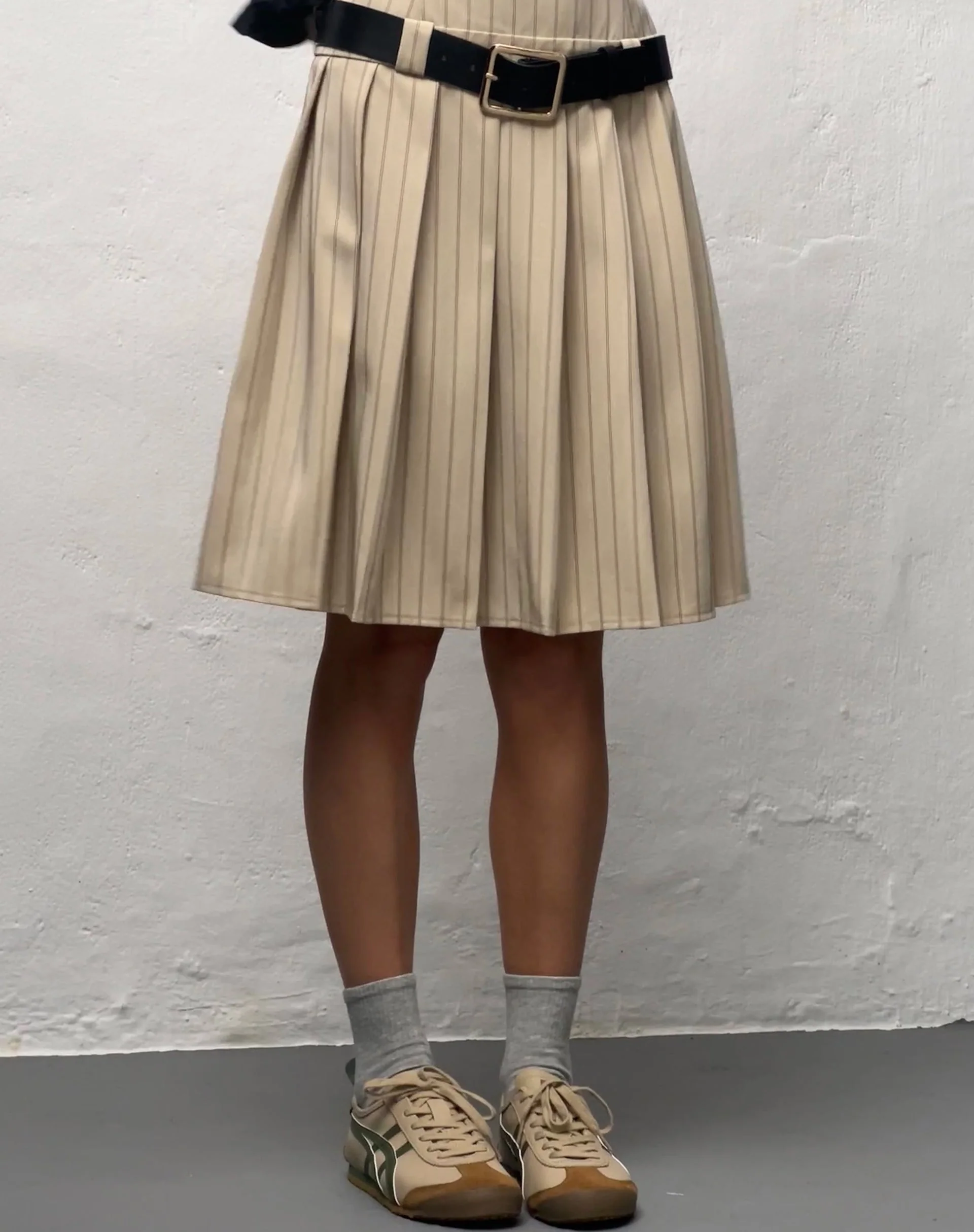 Aldari Bandeau Midikleid in Tailoring Tan Nadelstreifen - Image 4