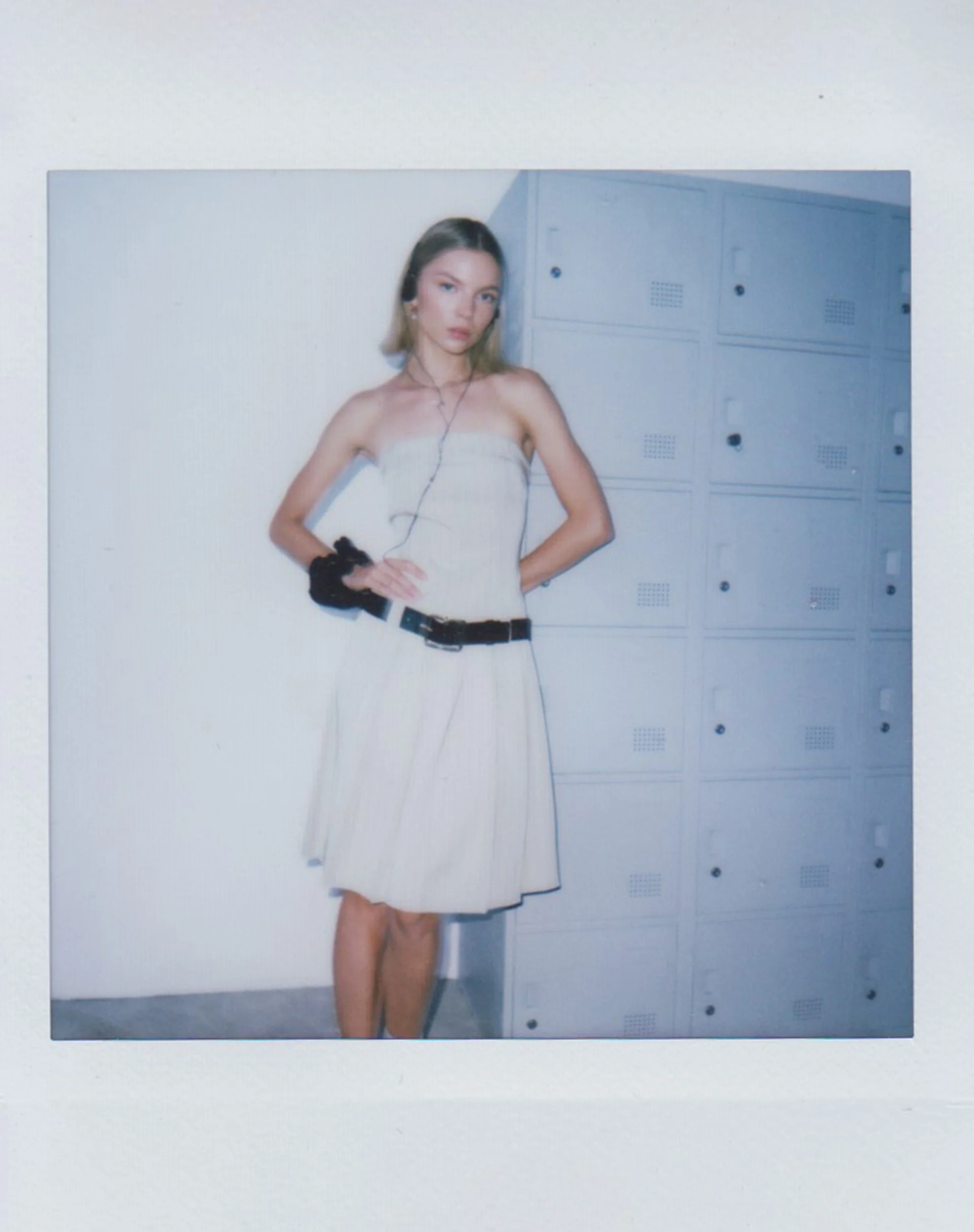 Aldari Bandeau Midikleid in Tailoring Tan Nadelstreifen - Image 5