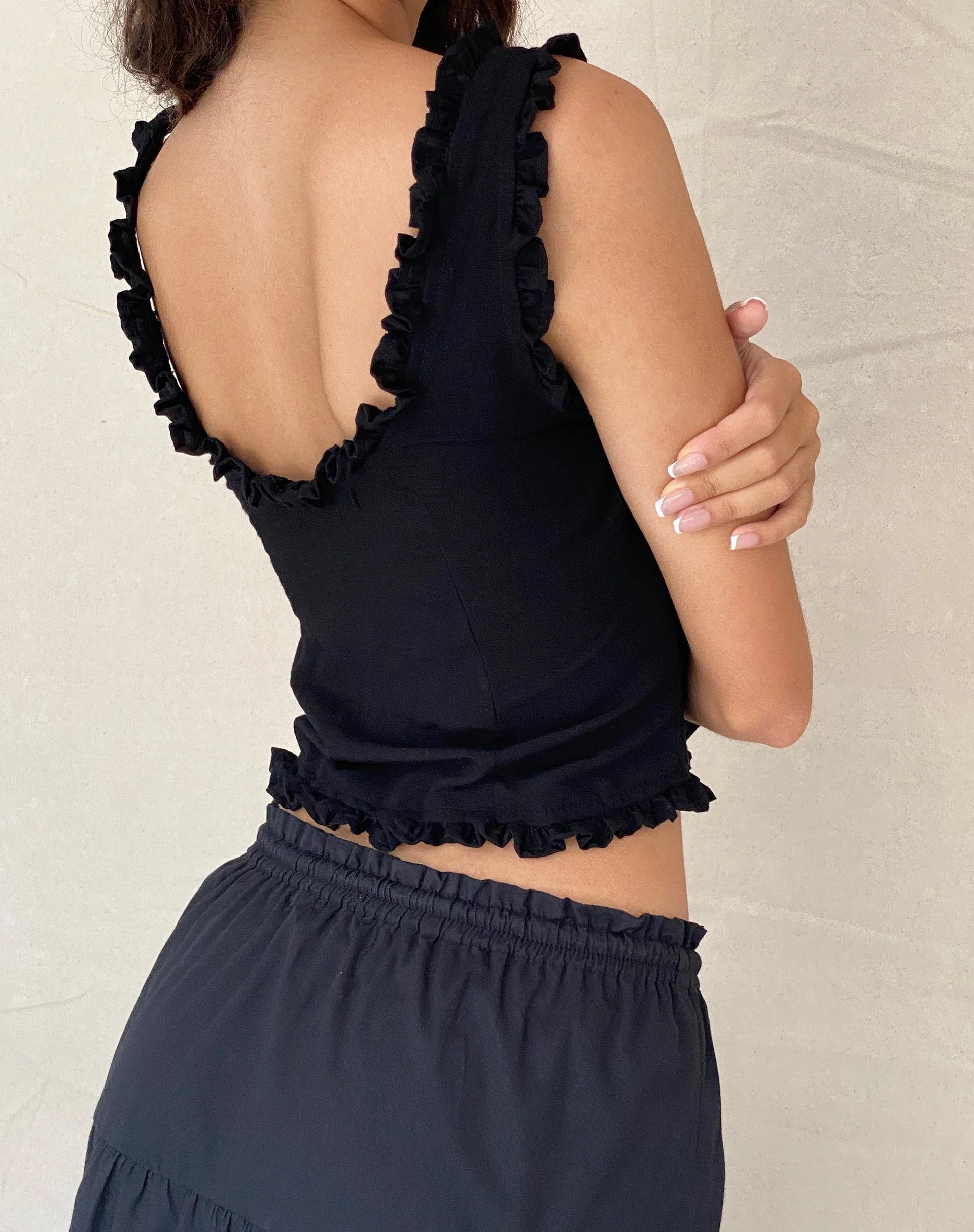 Alsa Ruffle Edge Top in Schwarz - Image 4