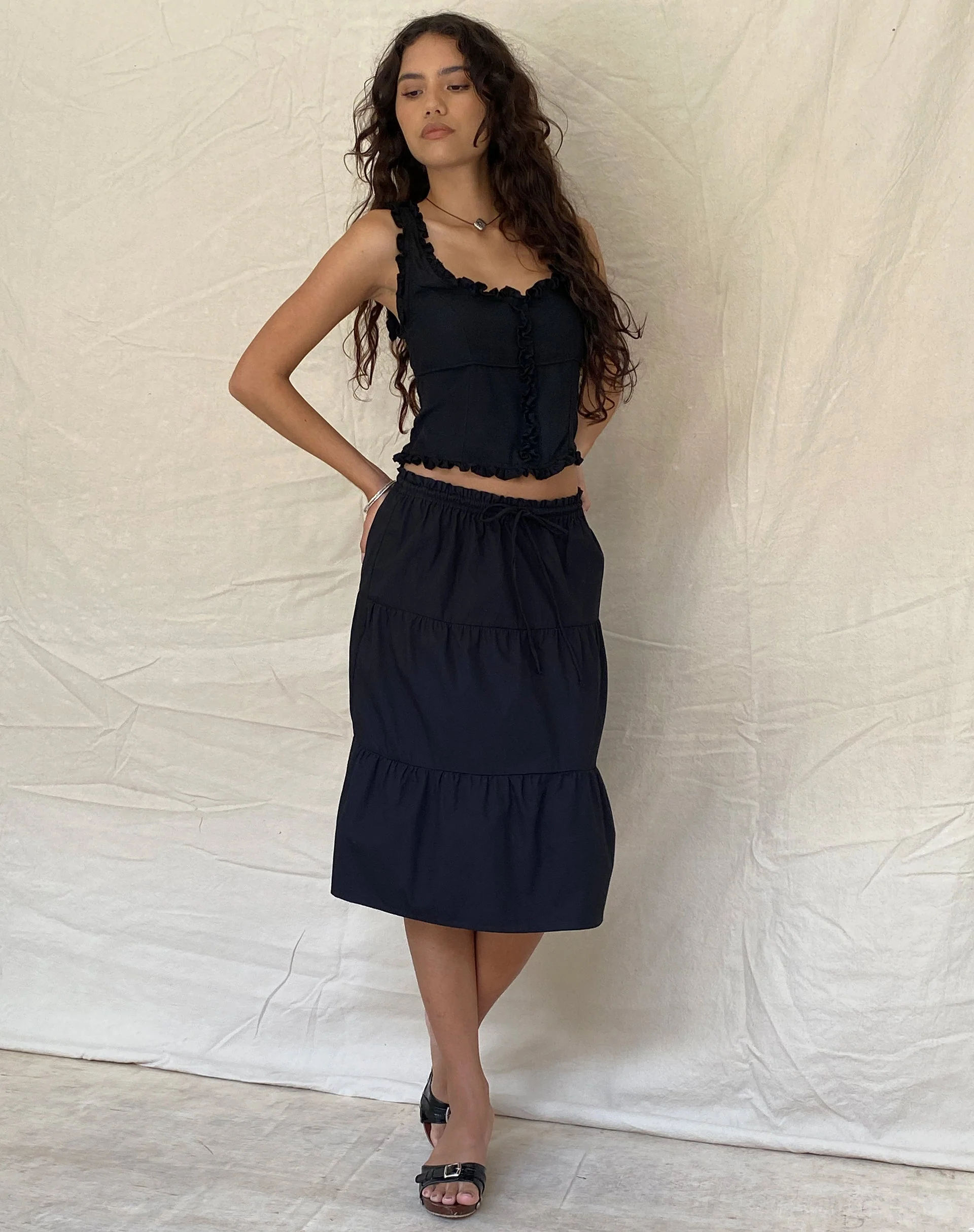 Alsa Ruffle Edge Top in Schwarz - Image 5