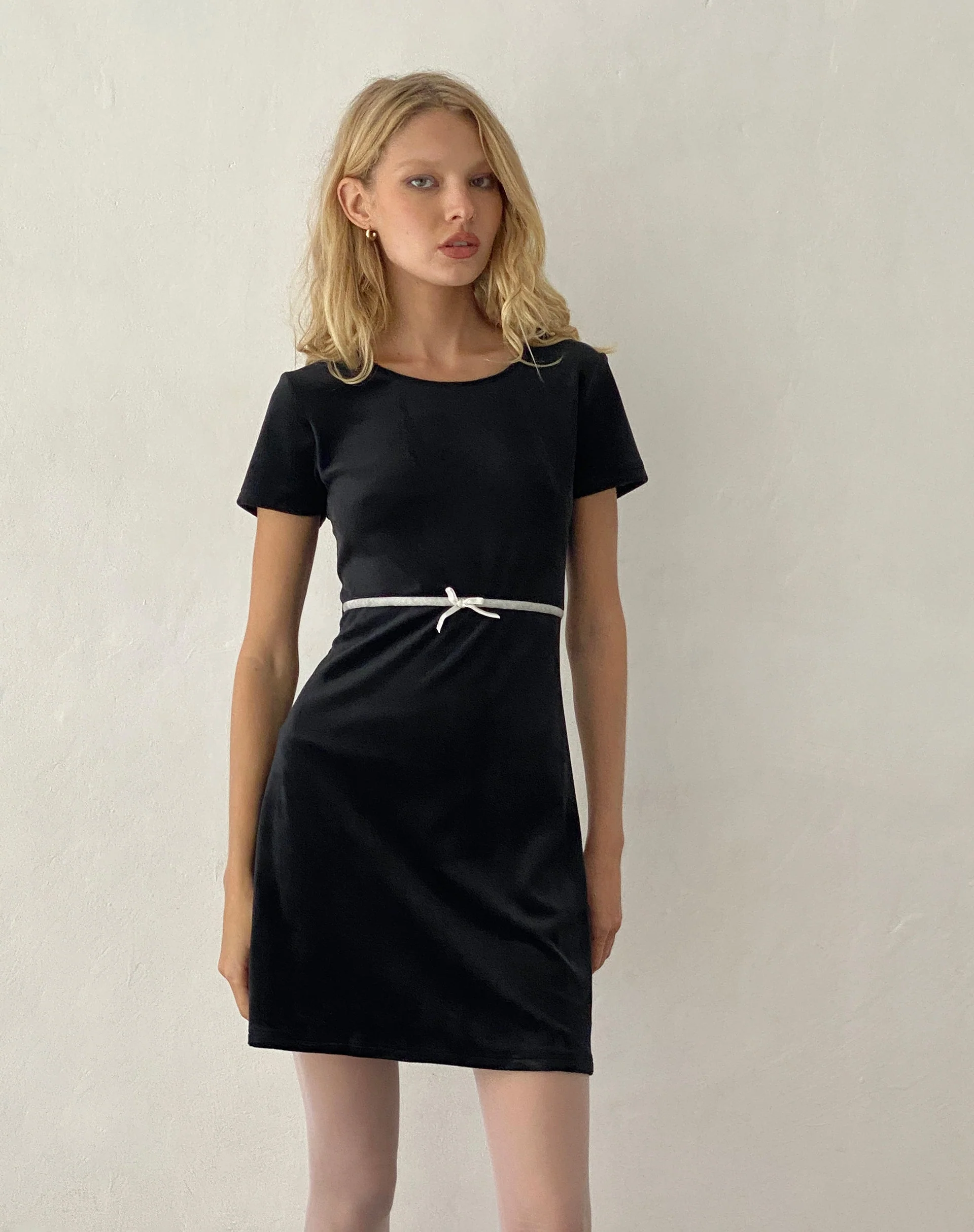 Amanda Minikleid aus schwarzem Samt mit weißer Zierleiste und Schleife