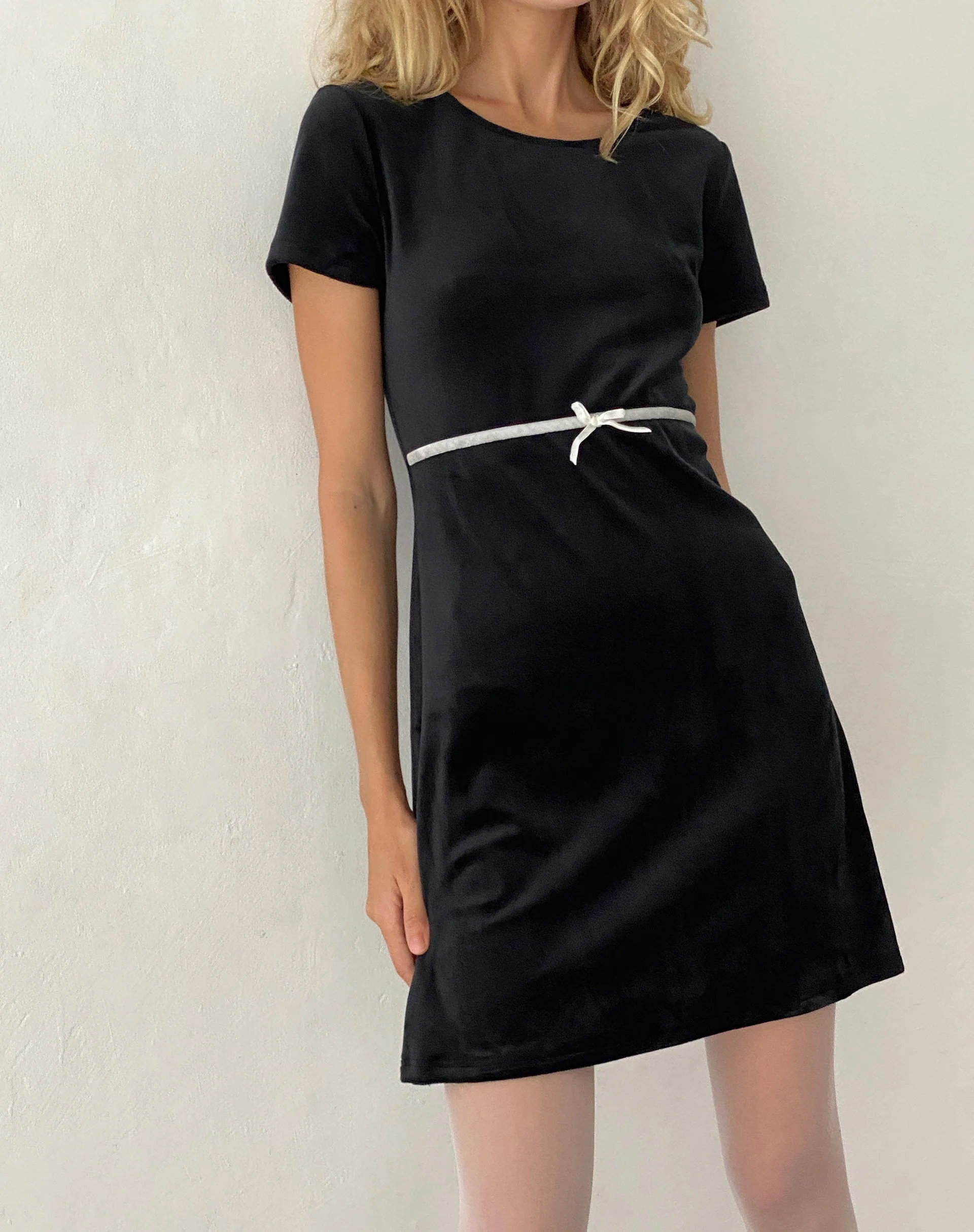 Amanda Minikleid aus schwarzem Samt mit weißer Zierleiste und Schleife - Image 3