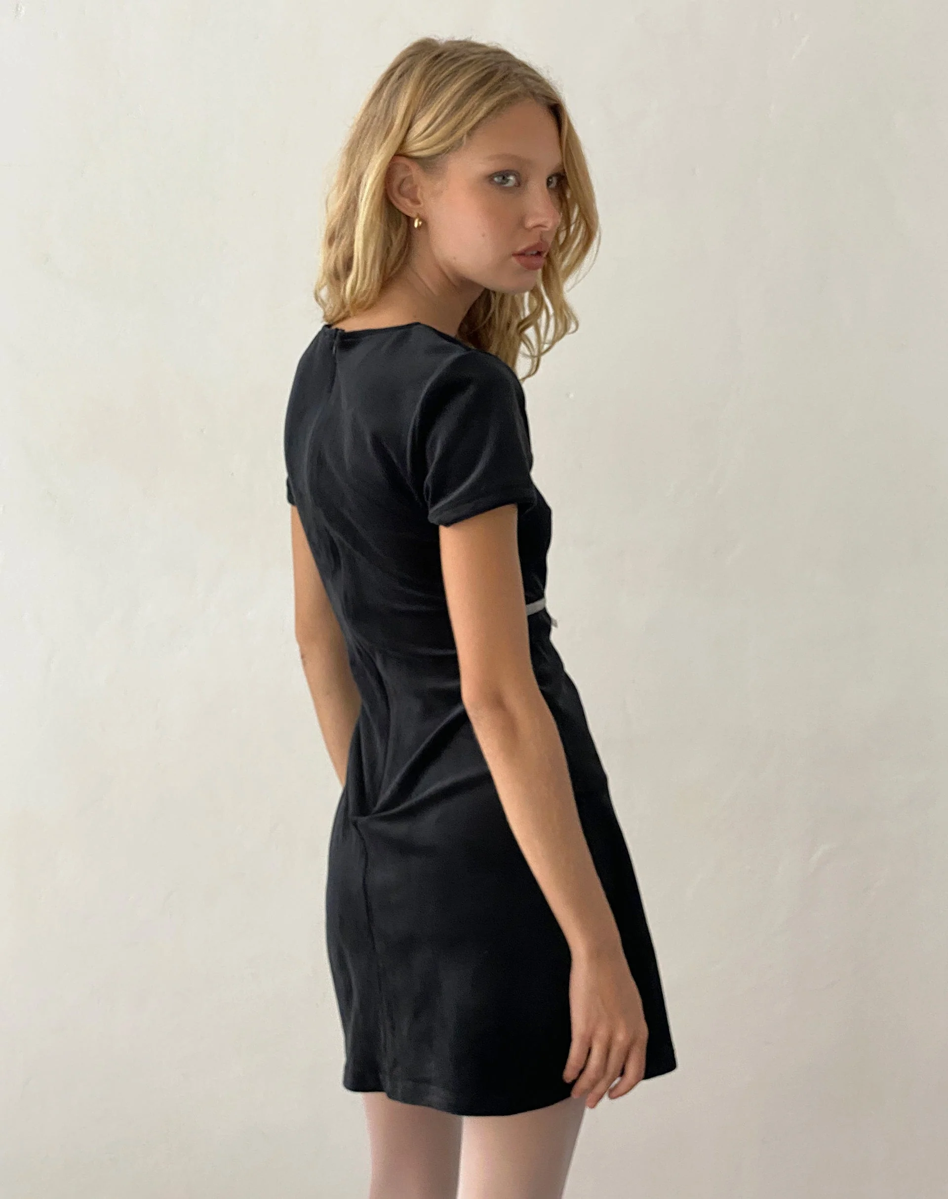 Amanda Minikleid aus schwarzem Samt mit weißer Zierleiste und Schleife - Image 4