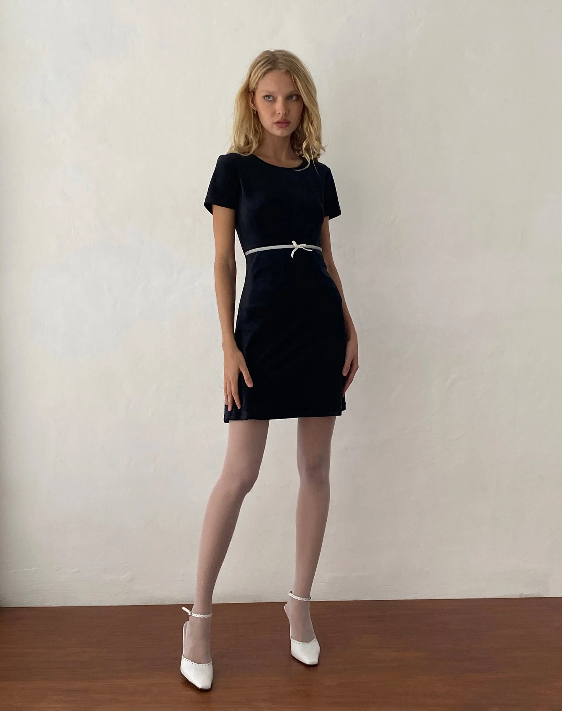 Amanda Minikleid aus schwarzem Samt mit weißer Zierleiste und Schleife - Image 5
