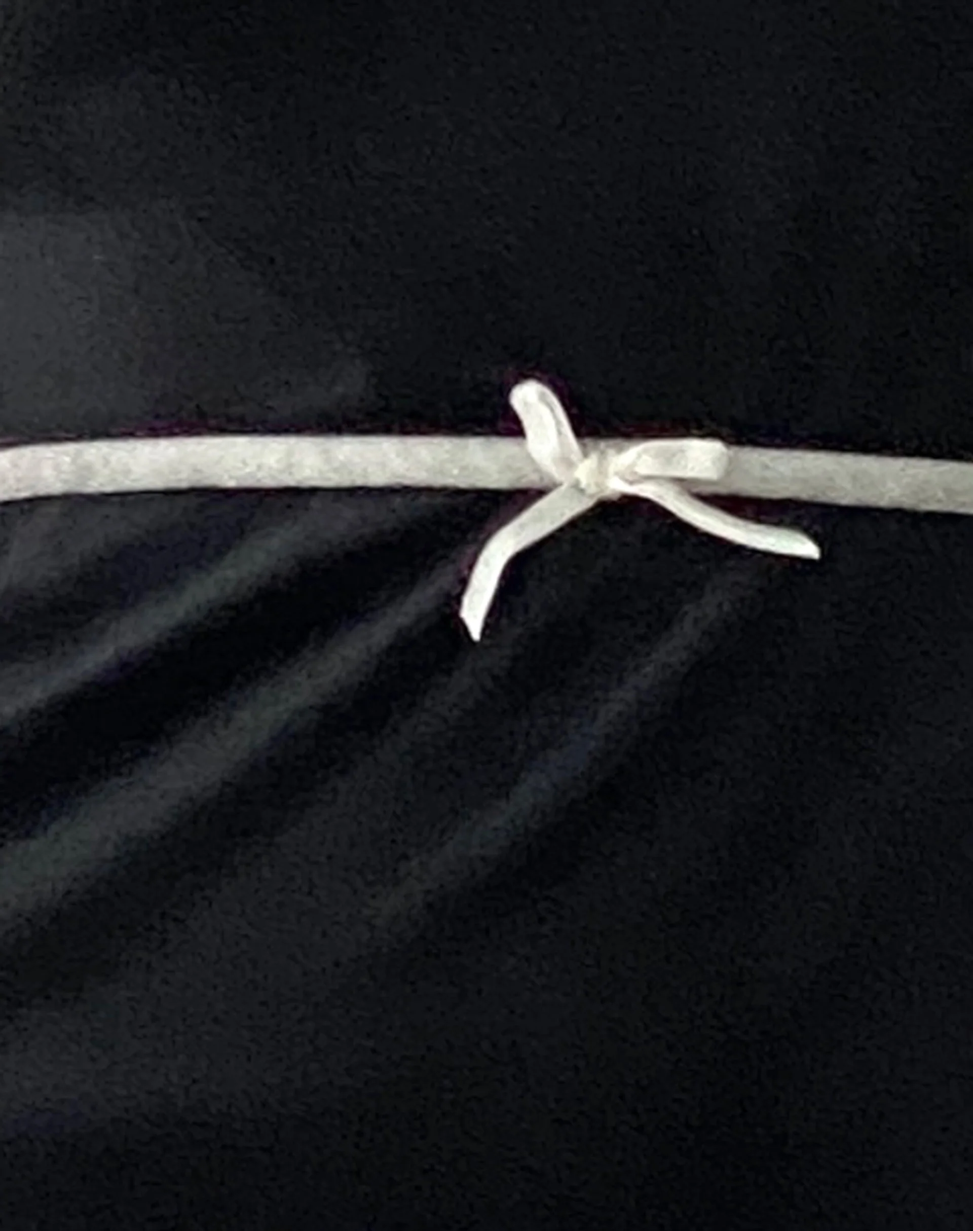 Amanda Minikleid aus schwarzem Samt mit weißer Zierleiste und Schleife - Image 6
