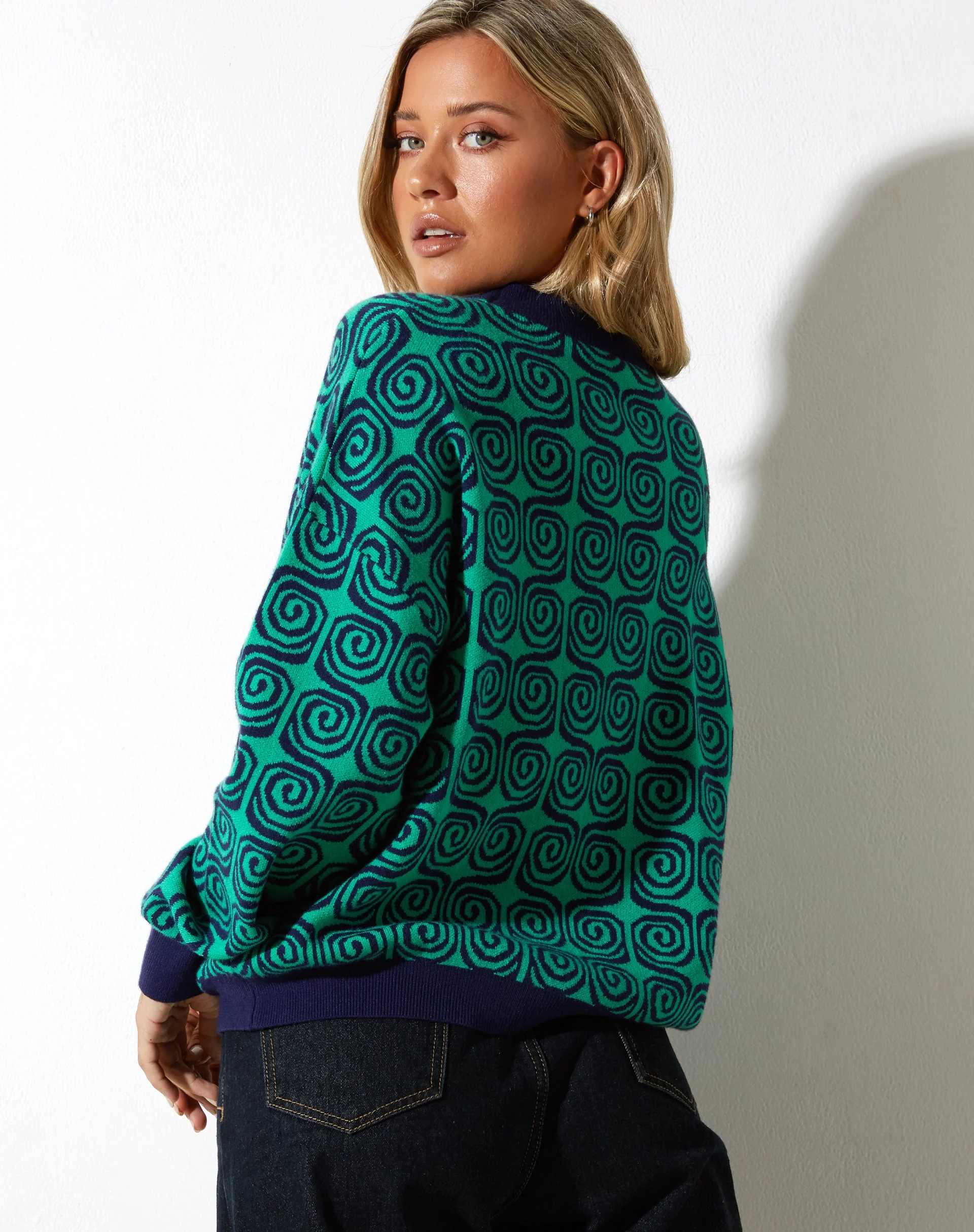 Ammar Pullover in Swirl Grün und Blau - Image 2