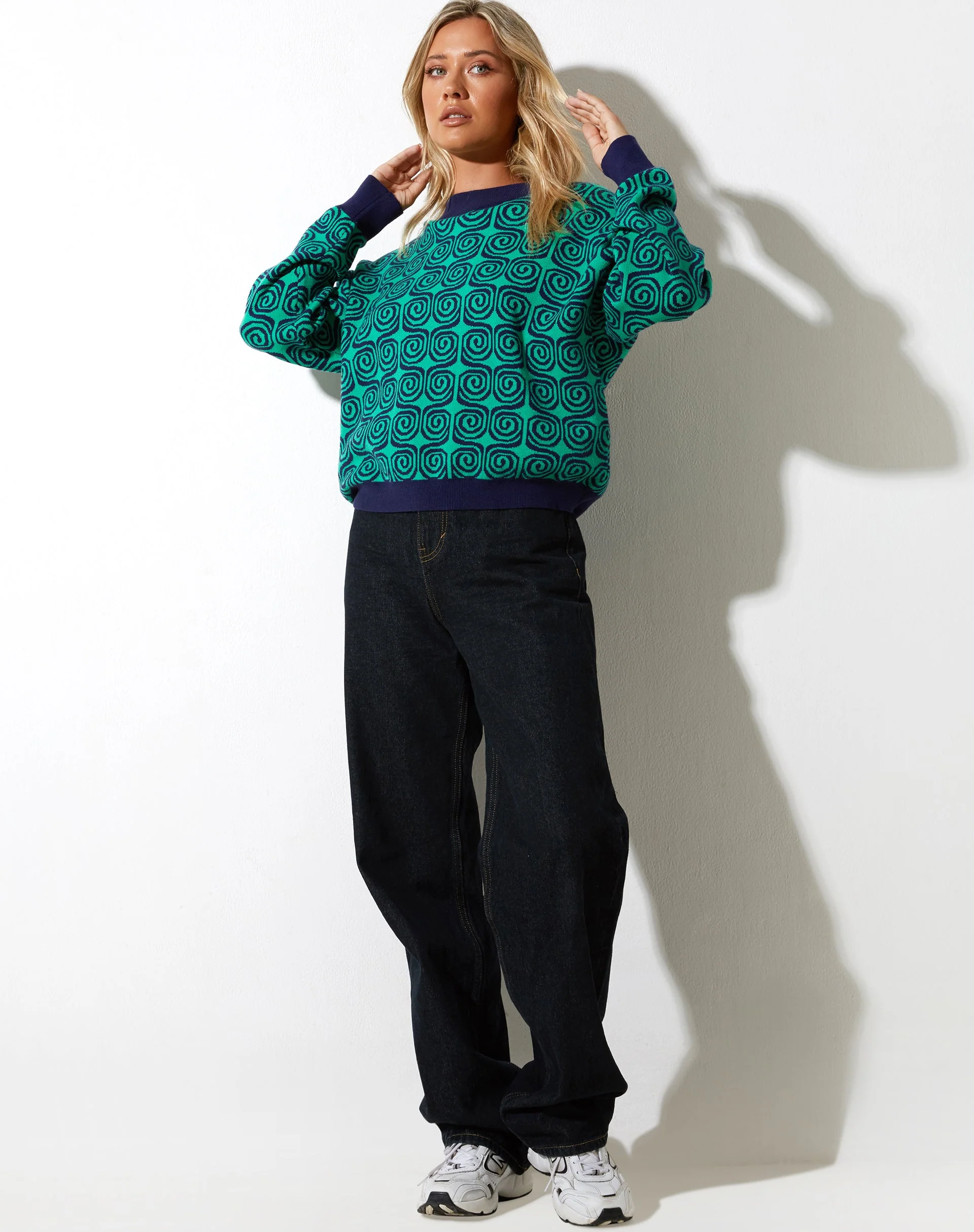 Ammar Pullover in Swirl Grün und Blau - Image 3