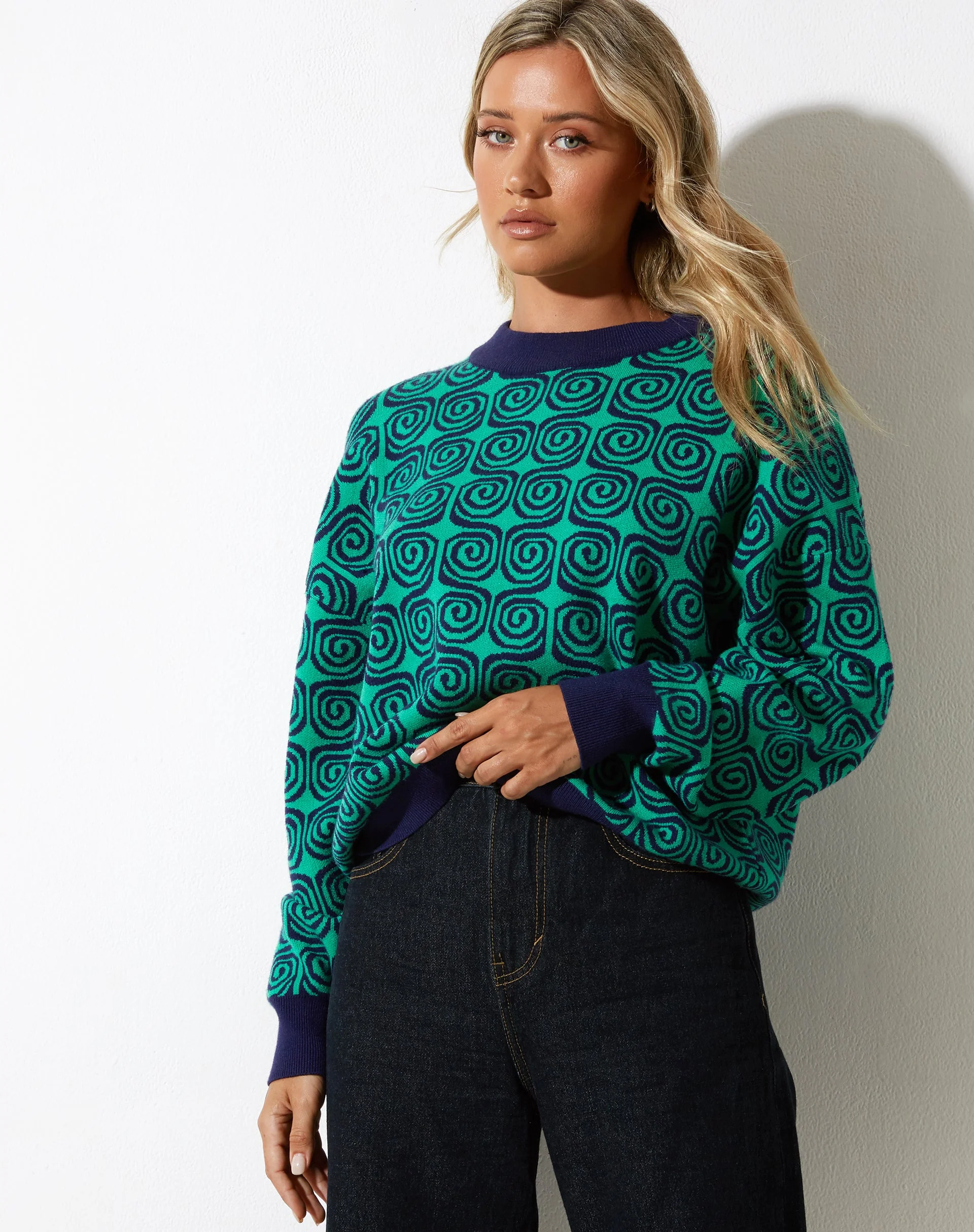 Ammar Pullover in Swirl Grün und Blau - Image 4