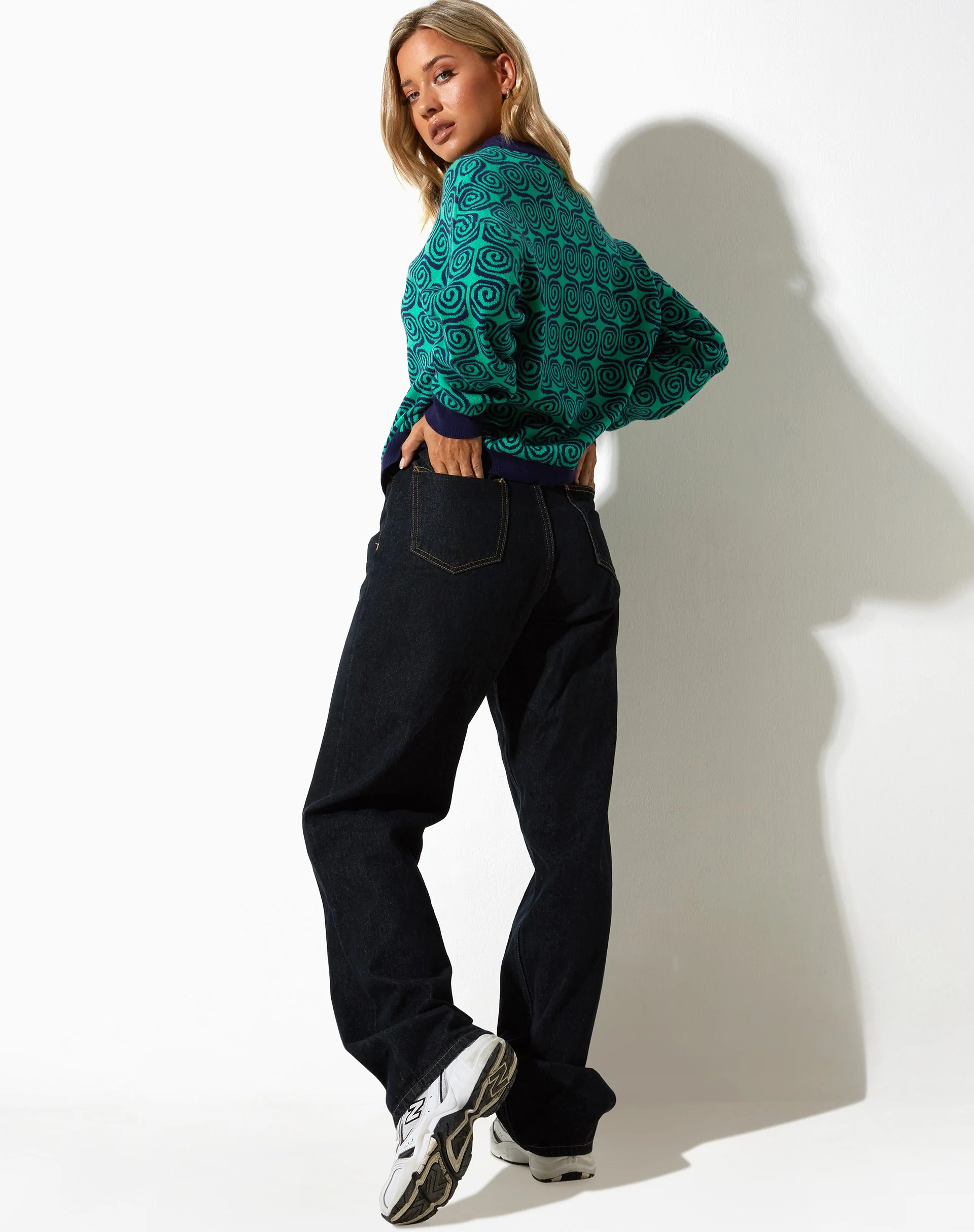 Ammar Pullover in Swirl Grün und Blau - Image 5