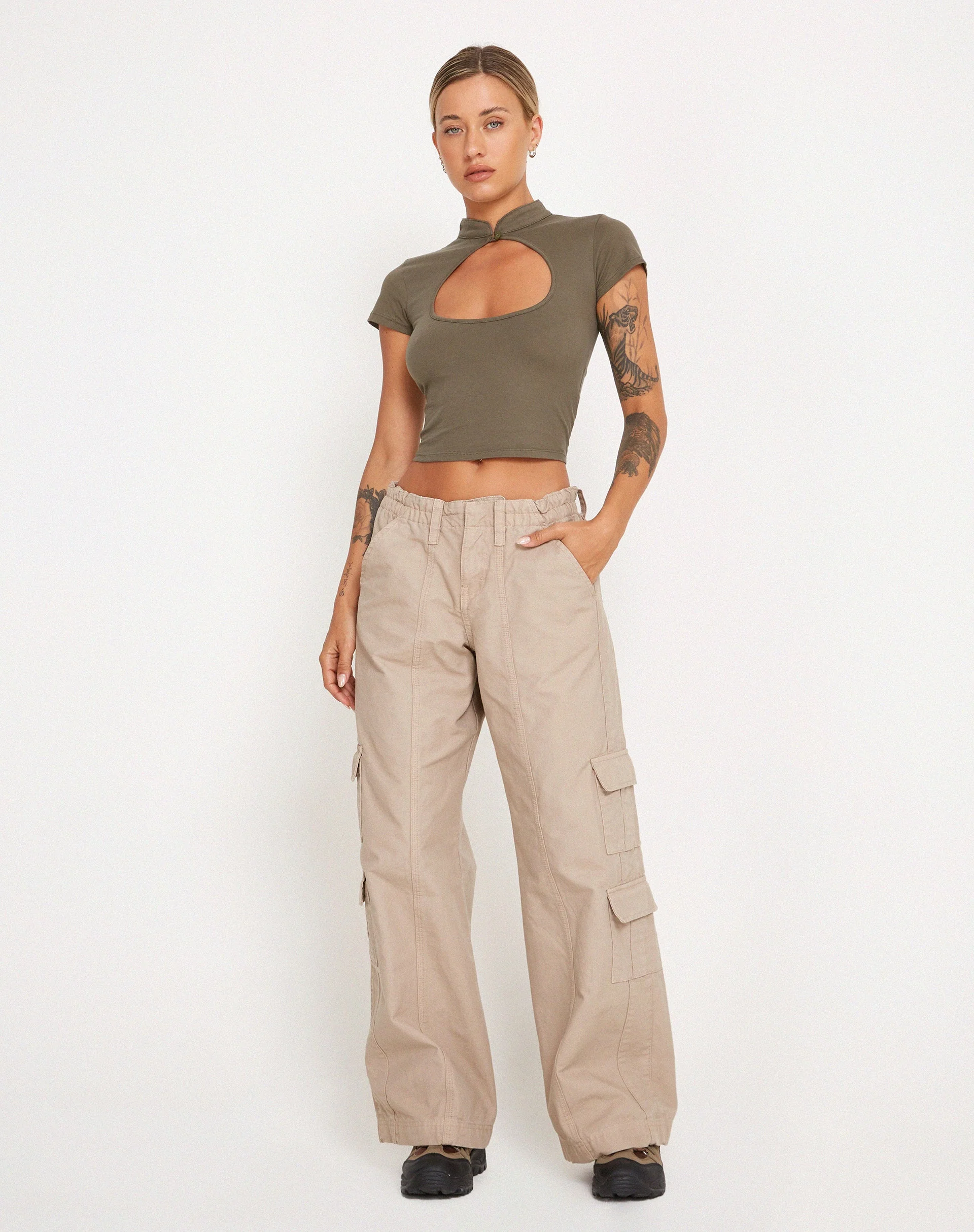 Anelis Crop Top in Tarmac Grün - Image 2