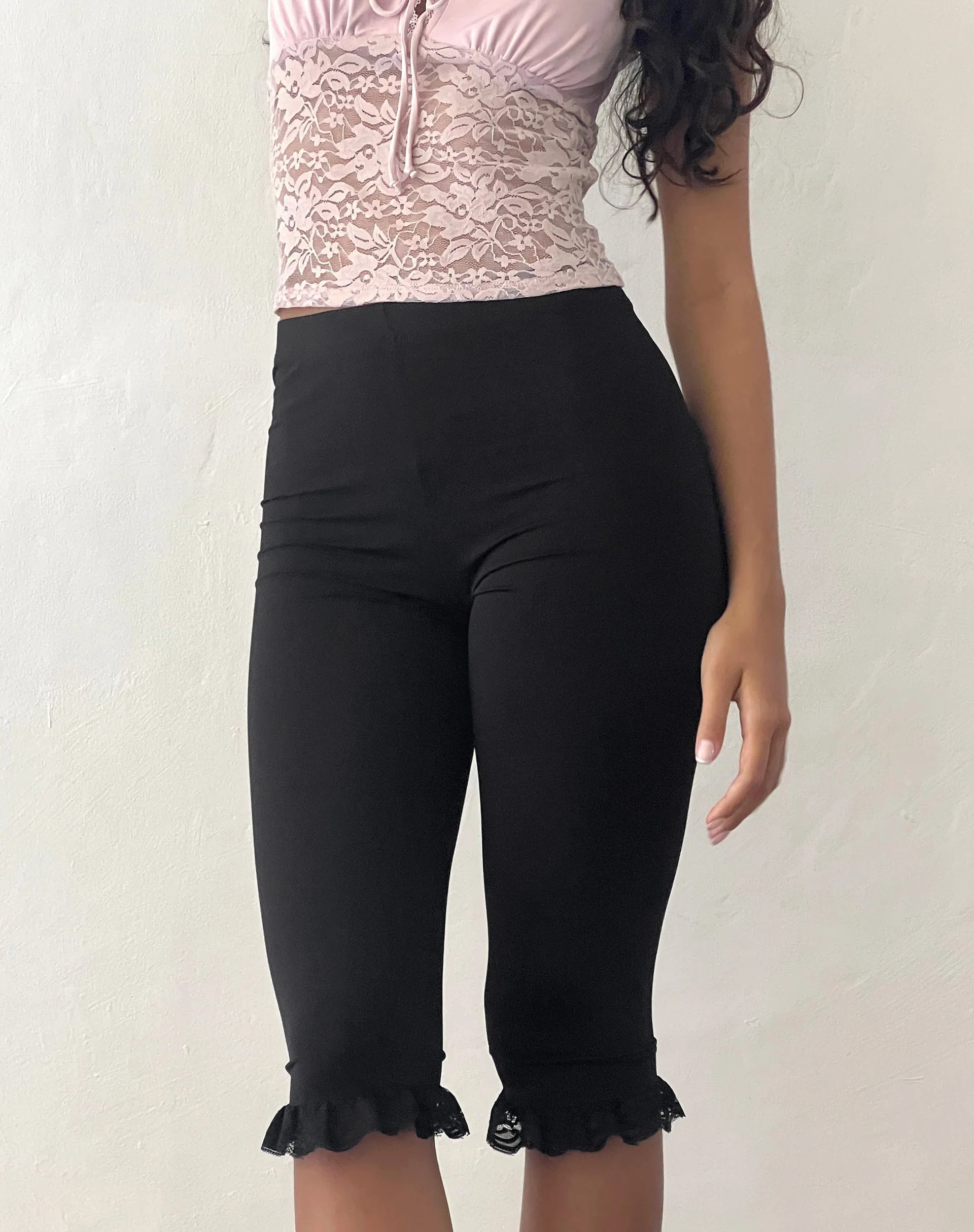 Annika Spitze Rüschen Caprihose in Schwarz - Image 2