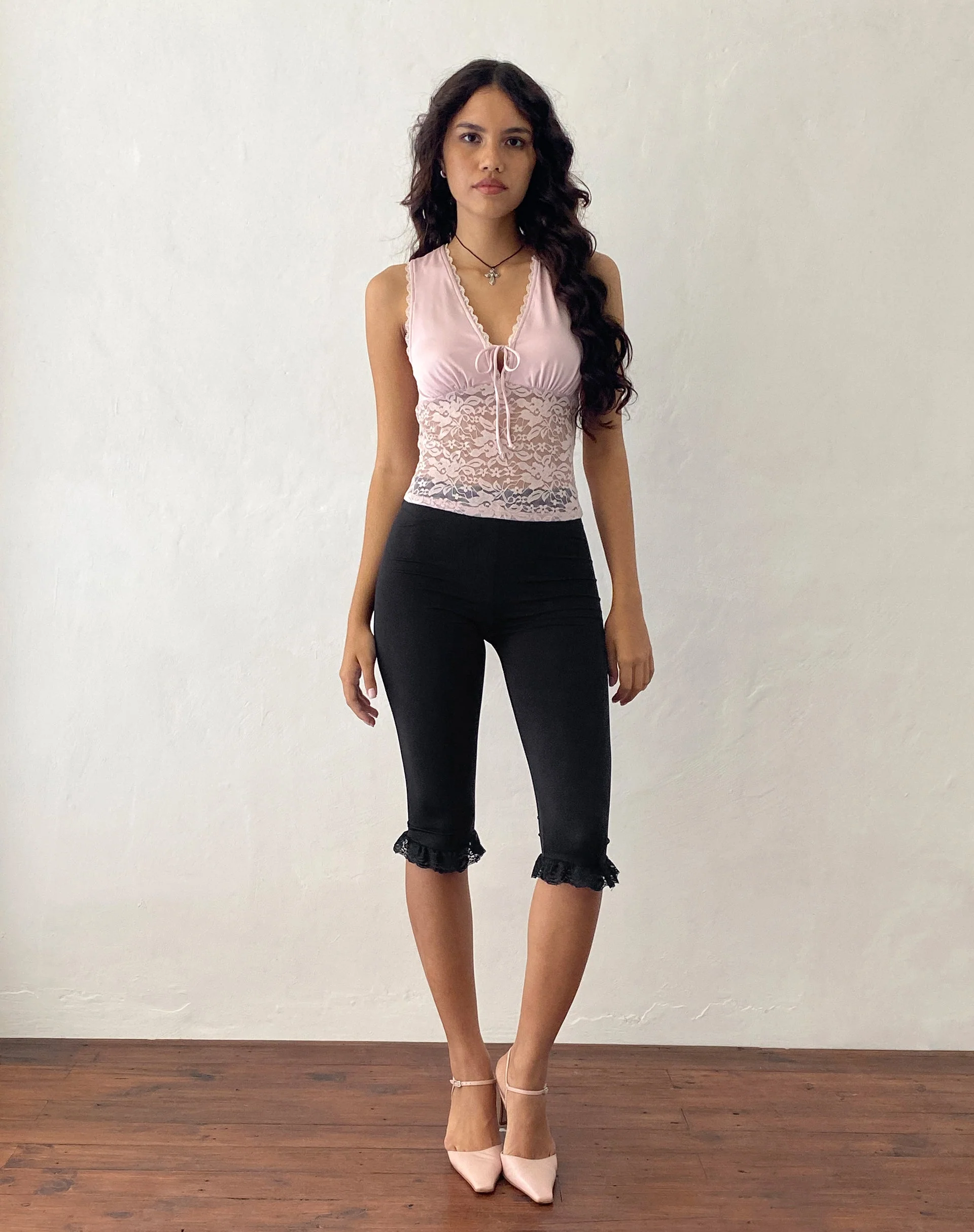 Annika Spitze Rüschen Caprihose in Schwarz - Image 3