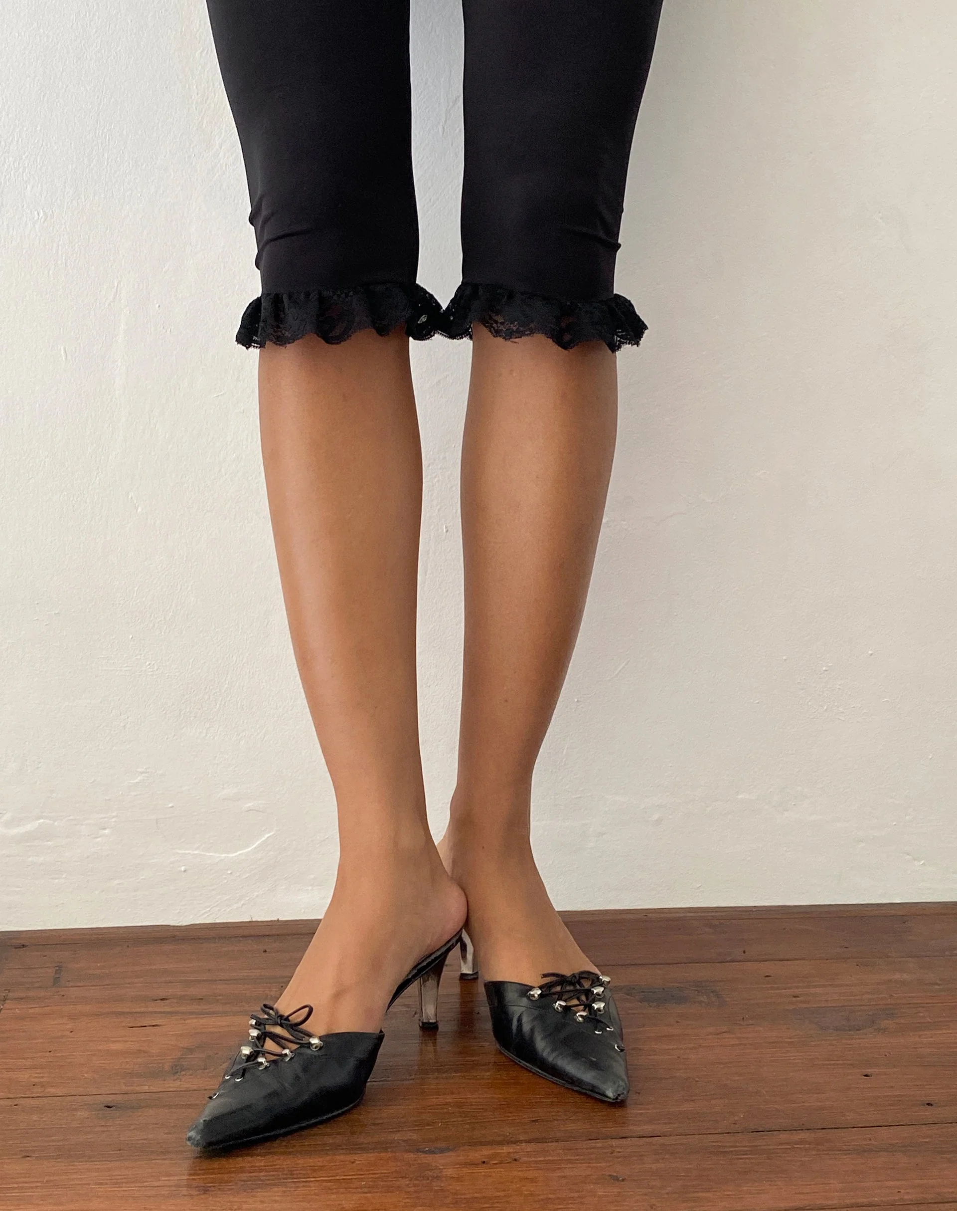 Annika Spitze Rüschen Caprihose in Schwarz - Image 4
