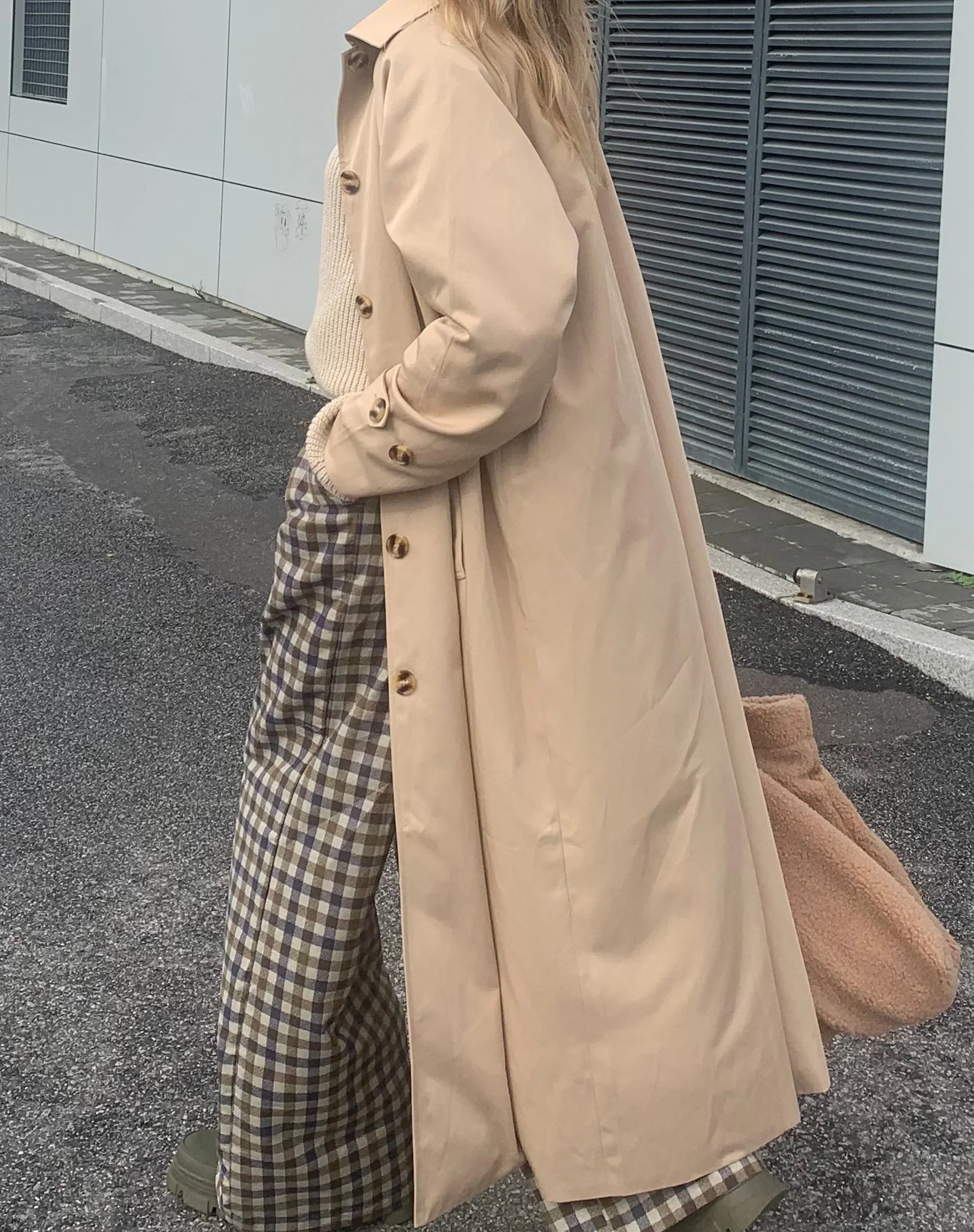Assa Trenchcoat in Beige mit gestreiftem Innenfutter - Image 2