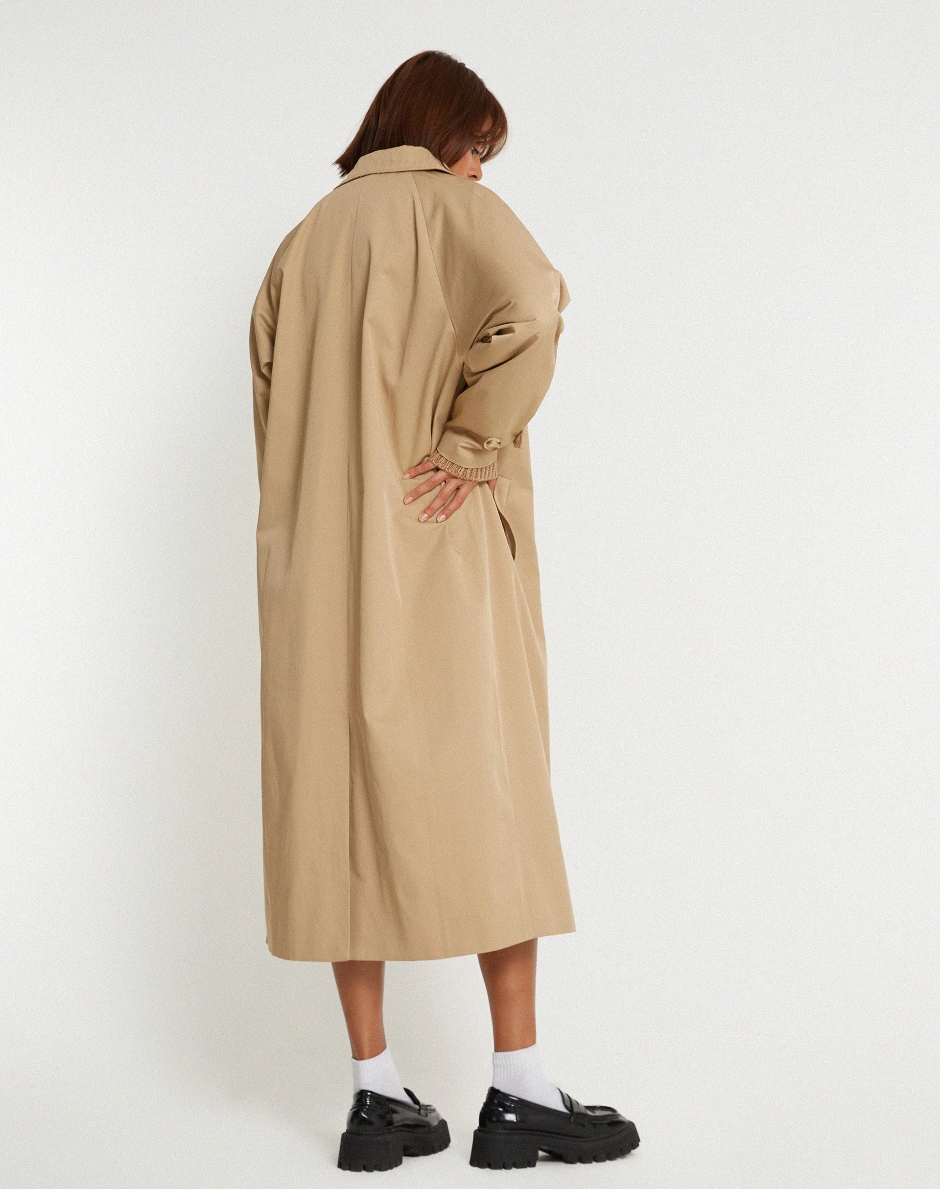 Assa Trenchcoat in Tan mit gestreiftem Innenfutter - Image 3