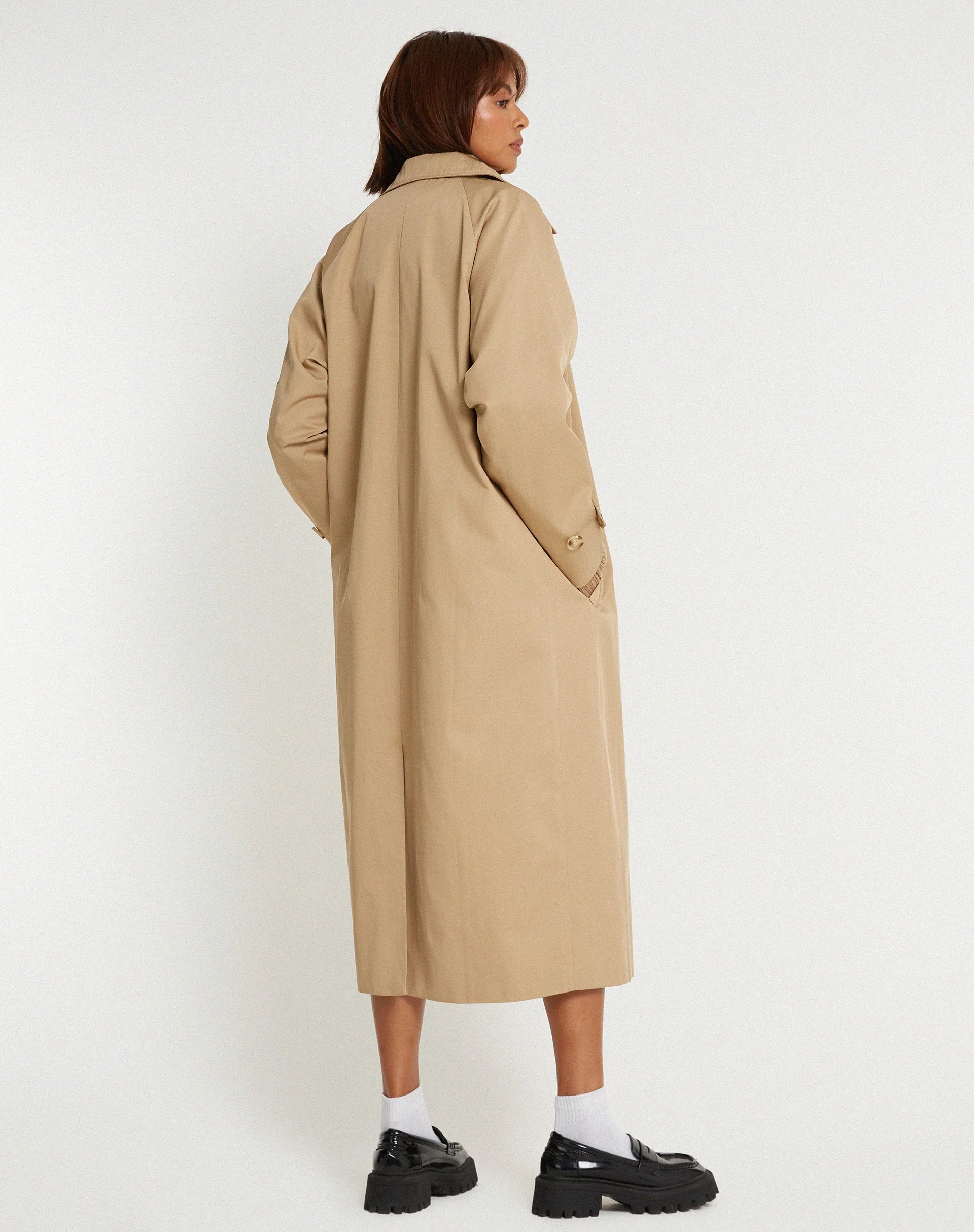 Assa Trenchcoat in Tan mit gestreiftem Innenfutter - Image 5