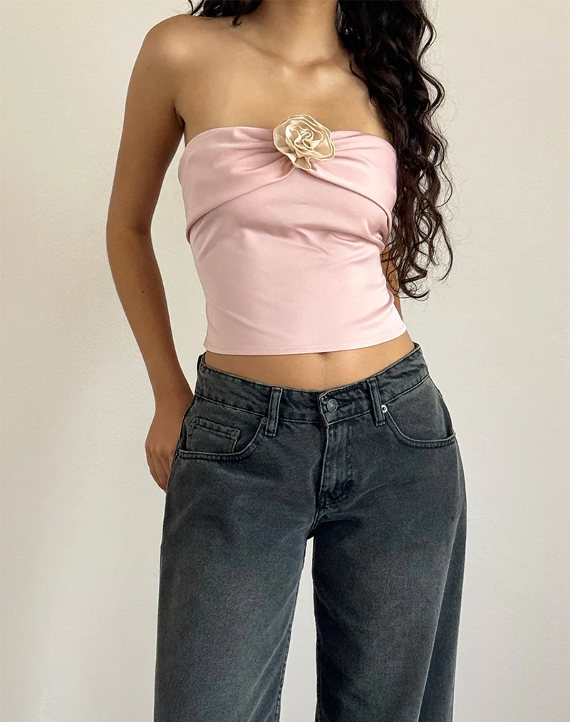 Astrum Satin Bandeau Top in Rosa mit Elfenbeinrose - Image 2