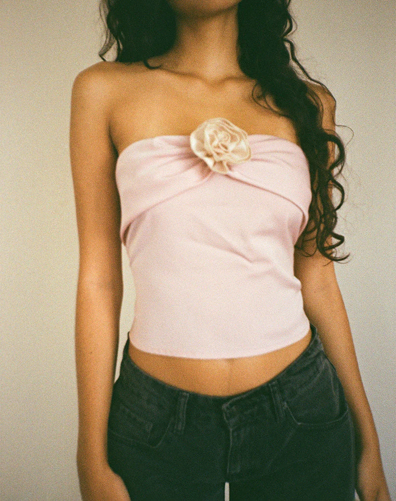 Astrum Satin Bandeau Top in Rosa mit Elfenbeinrose - Image 3