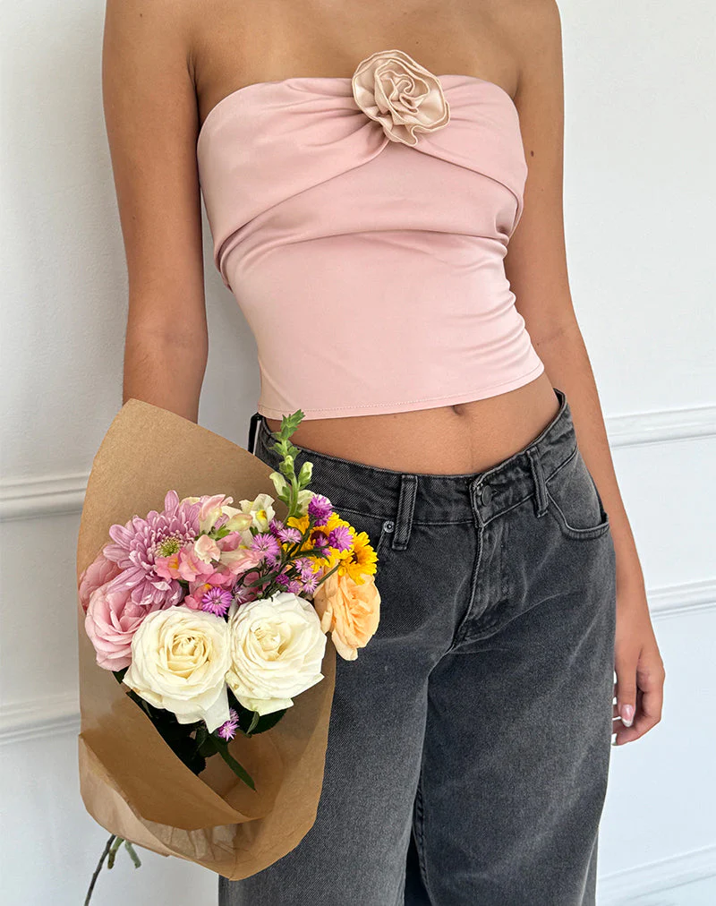 Astrum Satin Bandeau Top in Rosa mit Elfenbeinrose - Image 5