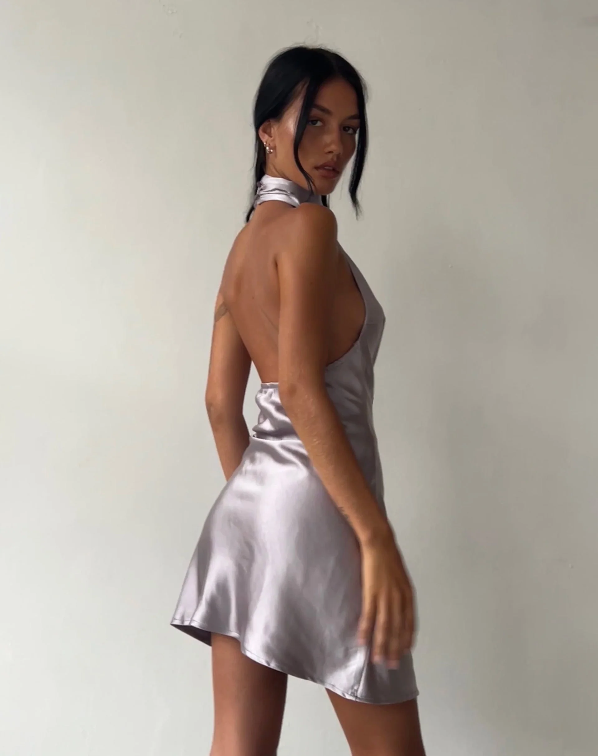 MOTEL X JACQUIE Atik Halterneck-Minikleid aus Satin Silber - Image 2