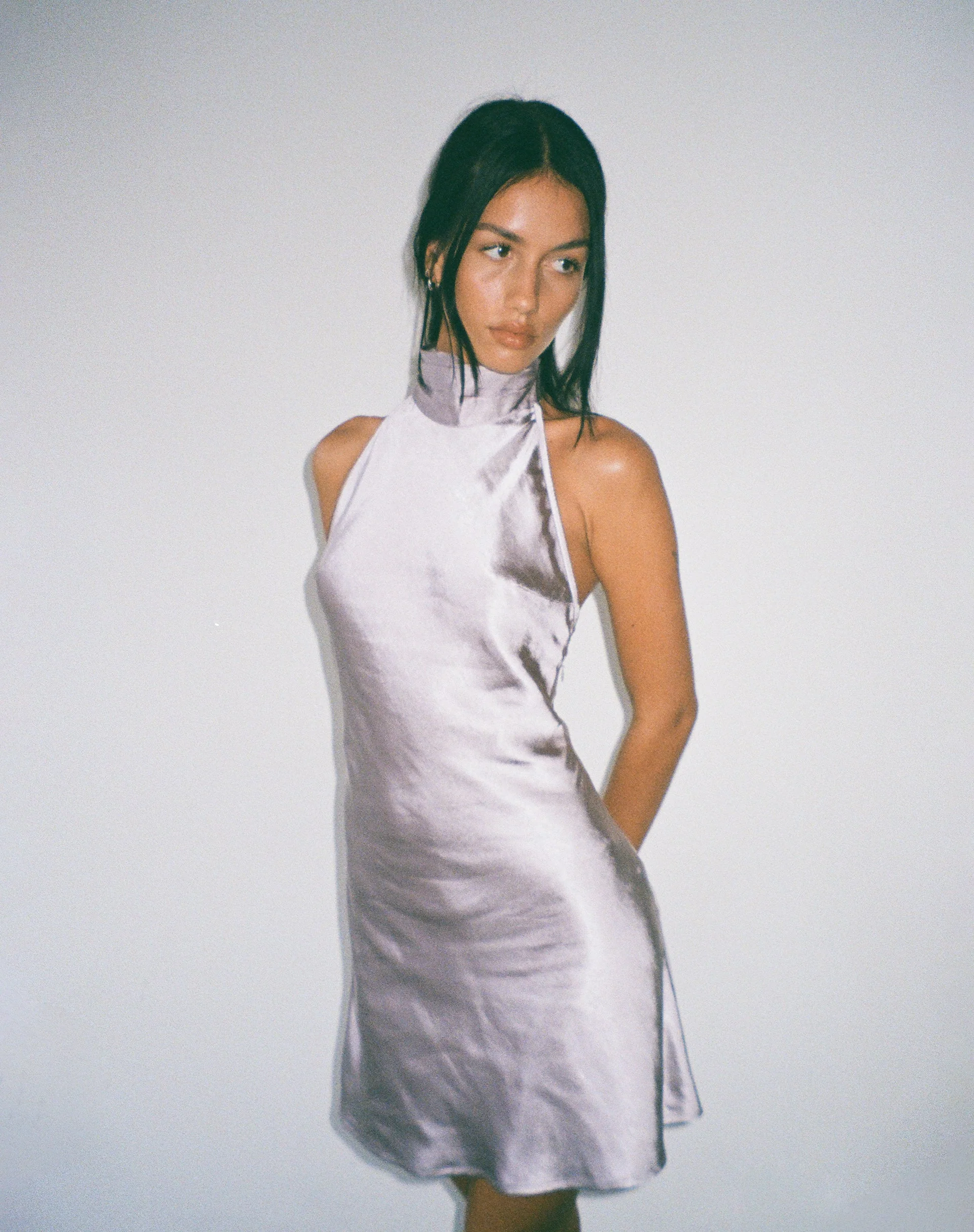 MOTEL X JACQUIE Atik Halterneck-Minikleid aus Satin Silber - Image 3