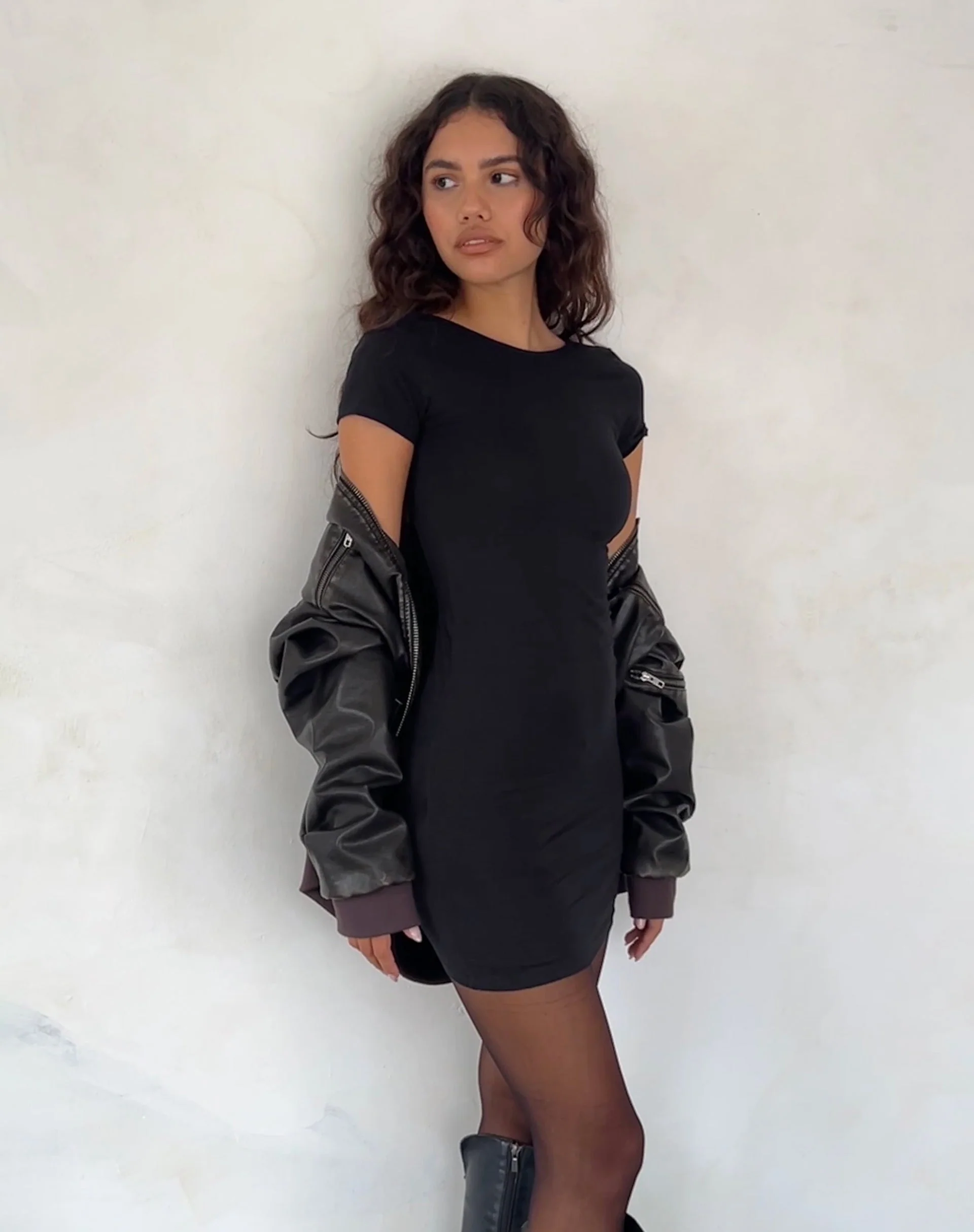 Atina Minikleid mit offenem Rücken in Schwarz - Image 2