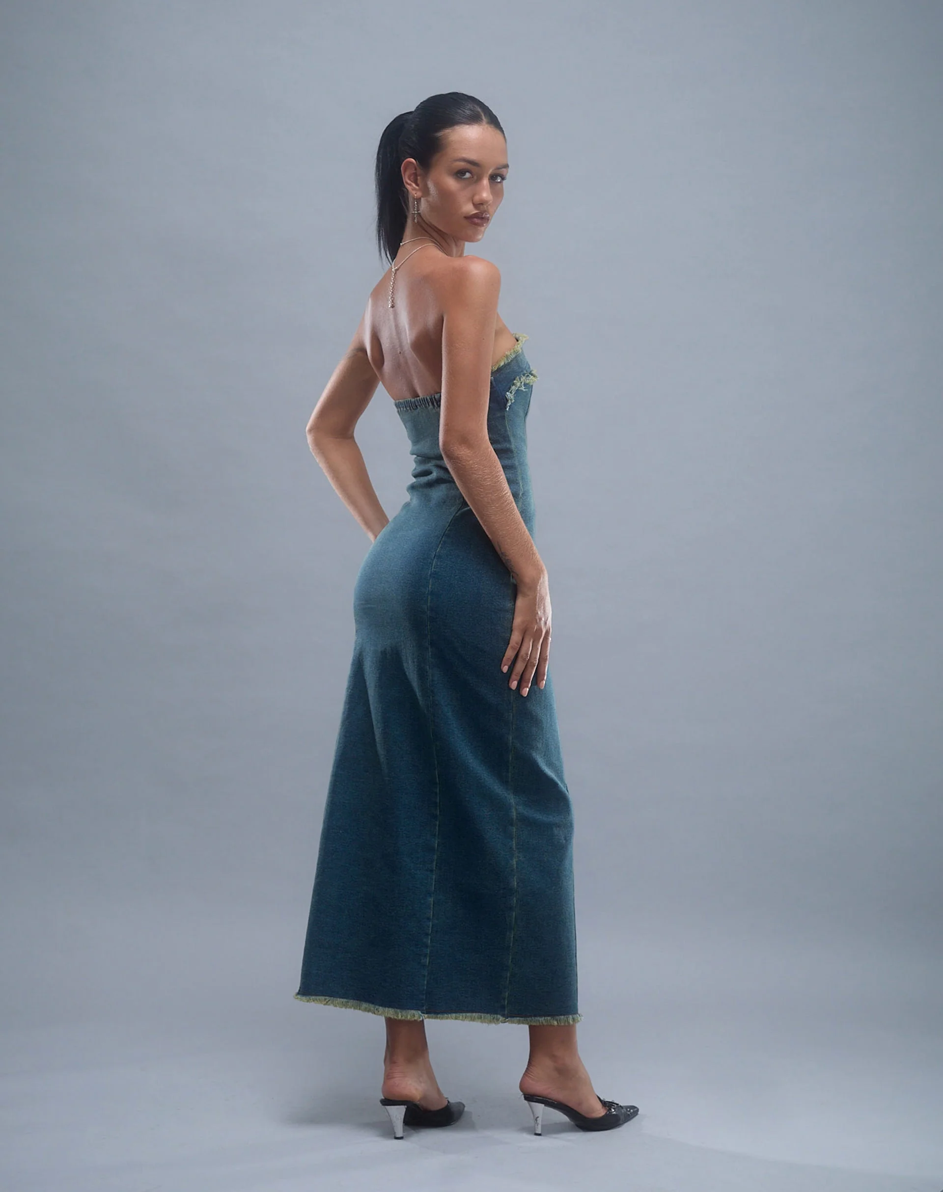 Atun Denim Bandeau Maxikleid in Braun Blau Acid Wash - Image 4
