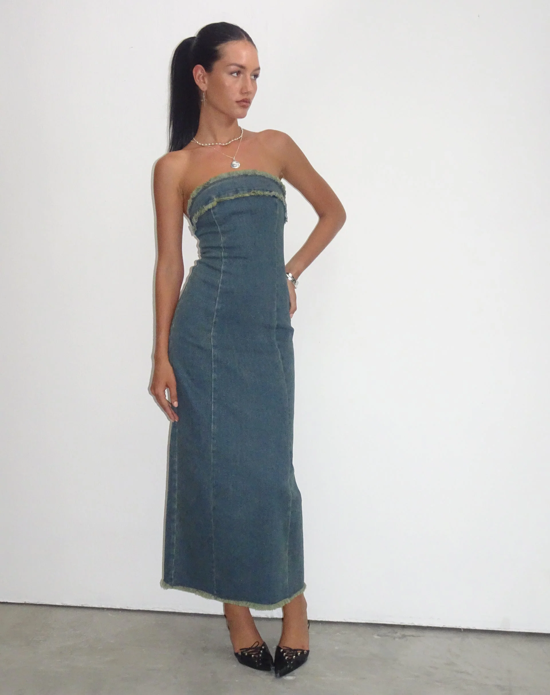 Atun Denim Bandeau Maxikleid in Braun Blau Acid Wash - Image 6