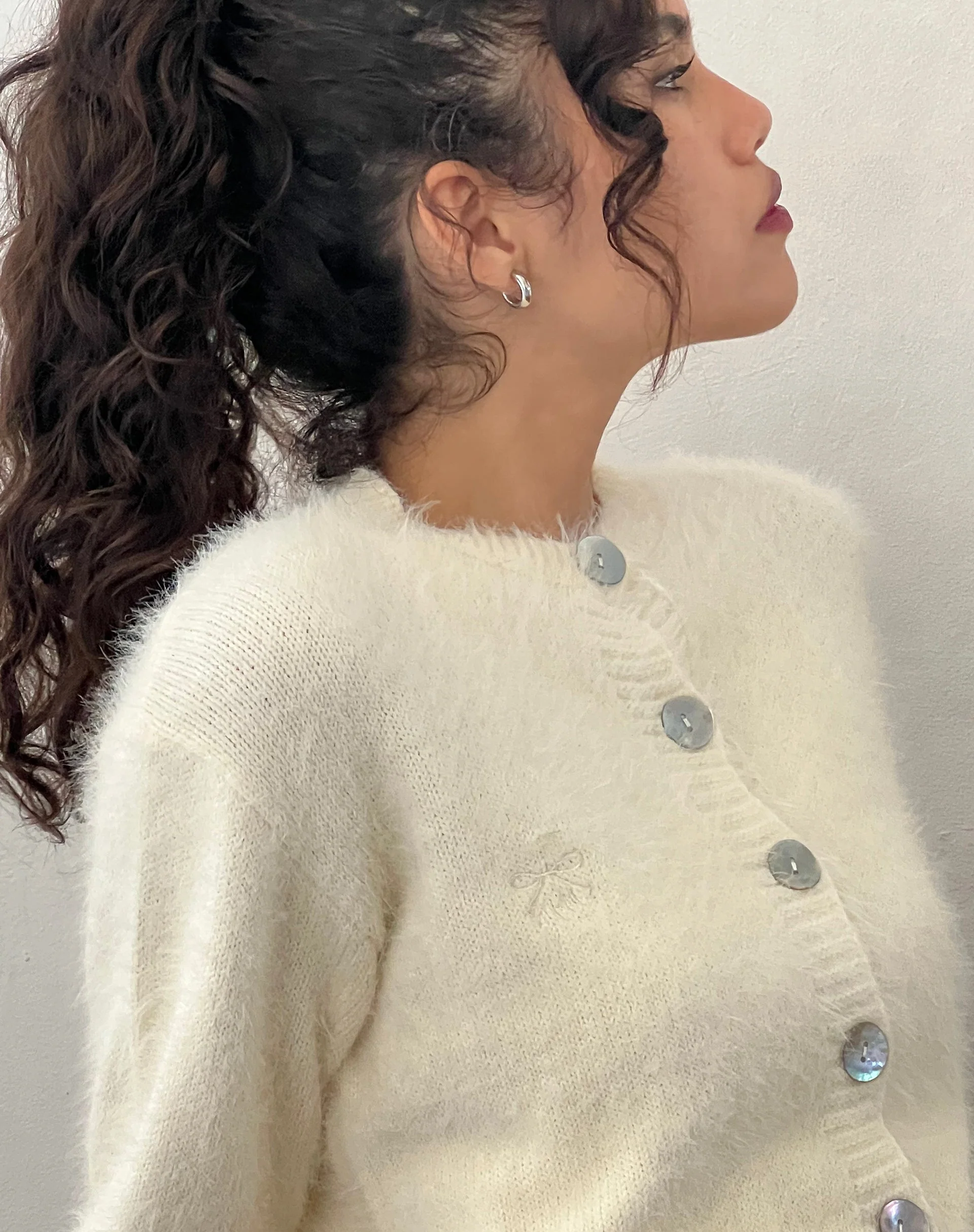 Audrina Strickjacke aus flauschigem Strick in Elfenbein - Image 2