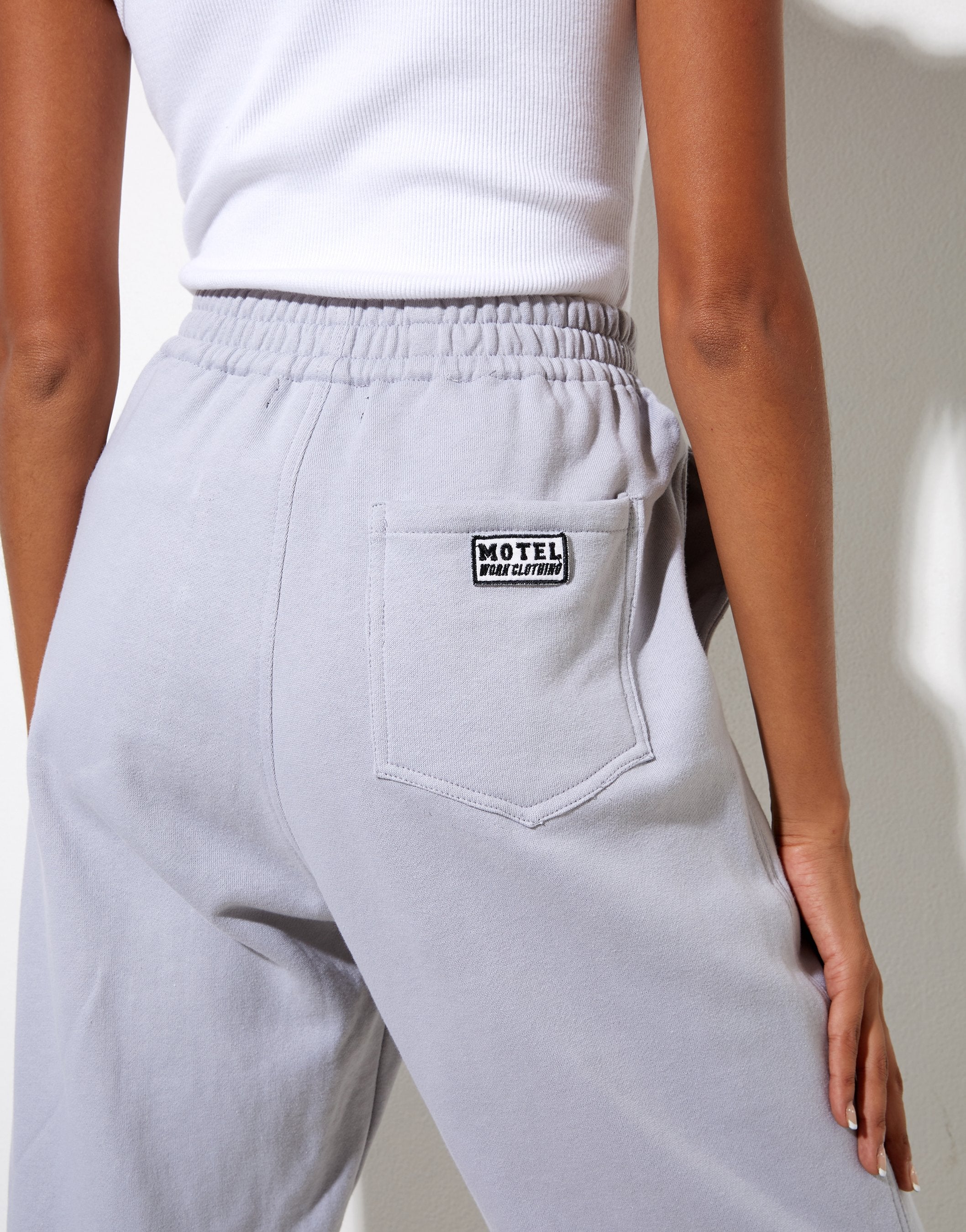 Bamal Jogger in Lunar Rock mit Motel Work Clothing Label Stickerei - Image 4