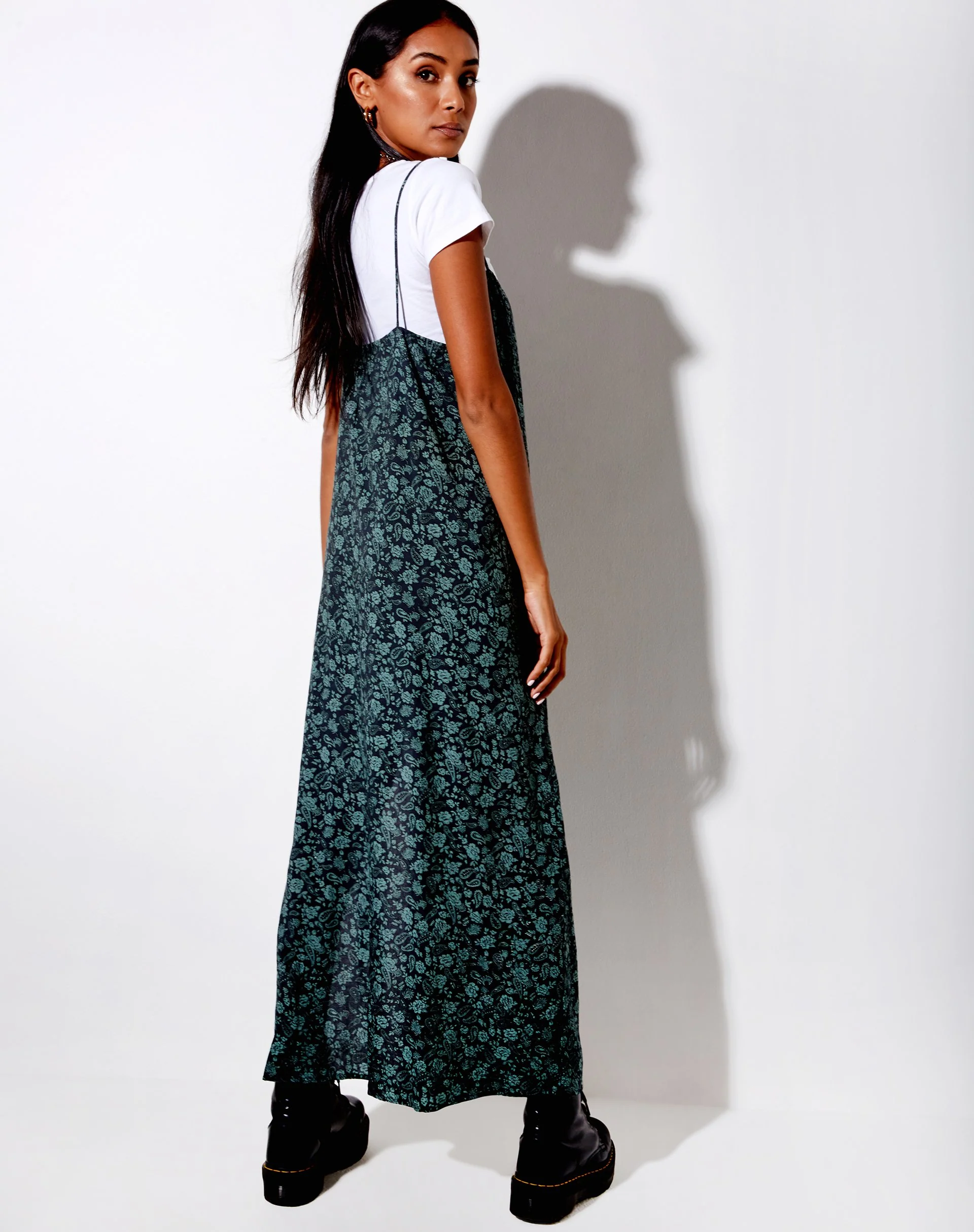 Batis Maxikleid in Mono Paisley Sage - Image 3