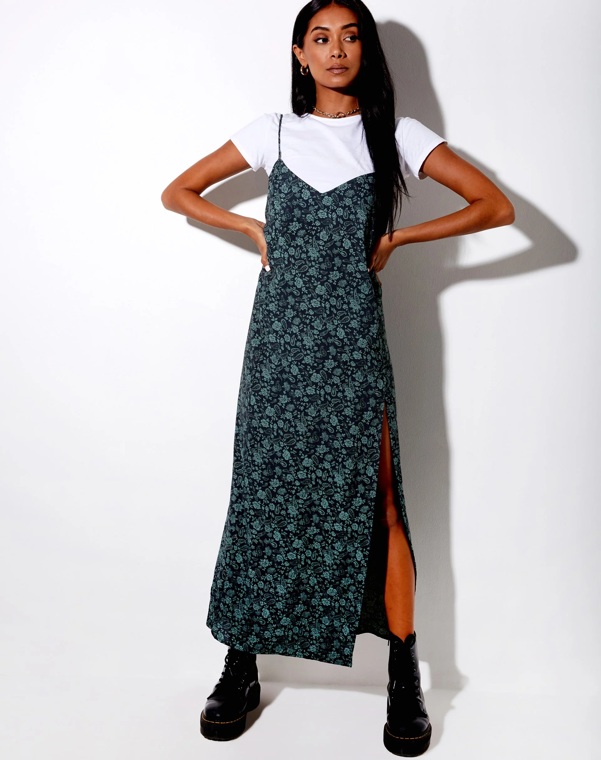 Batis Maxikleid in Mono Paisley Sage - Image 4