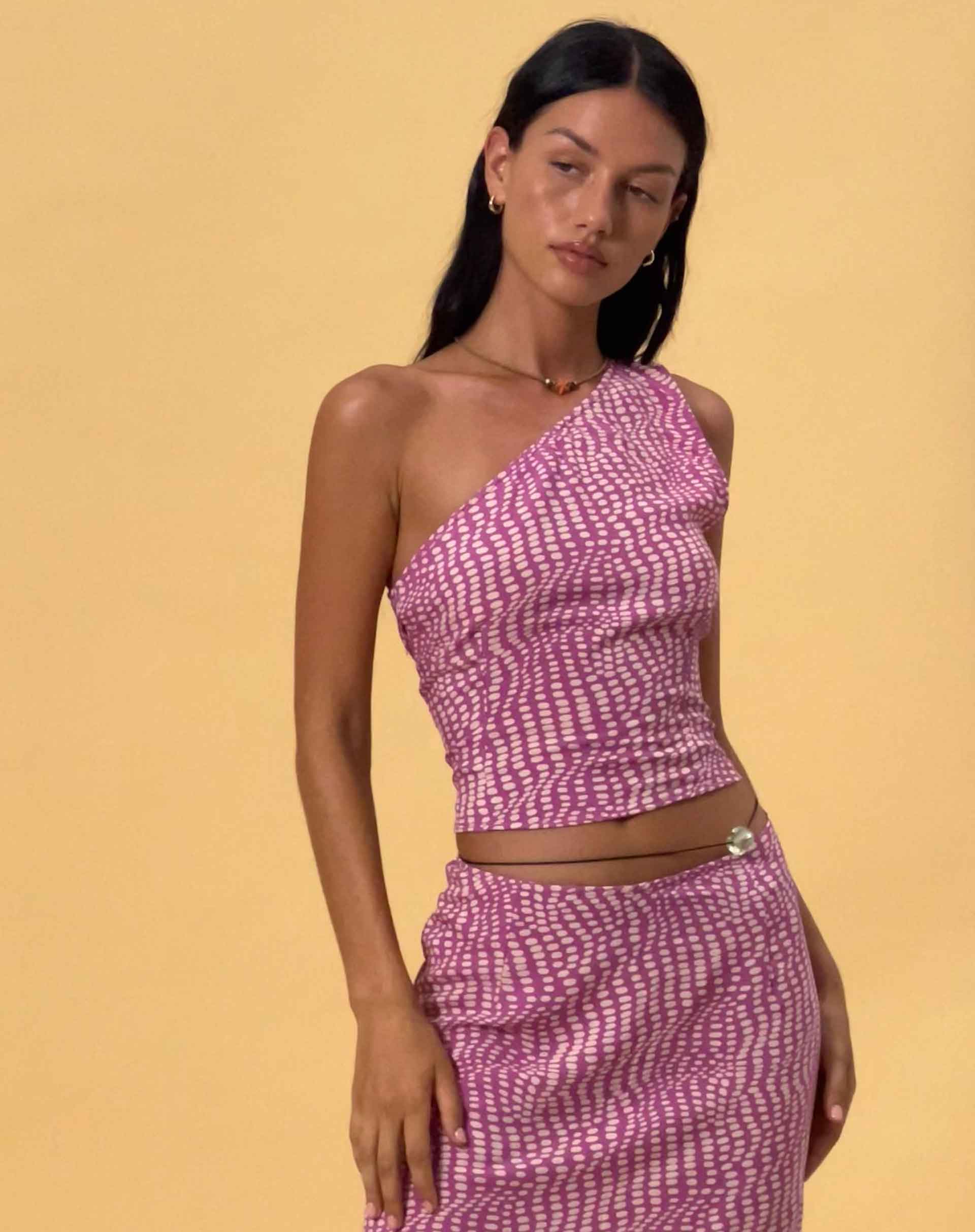 Bayan One Shoulder Top in gewelltem Polka Lila - Image 3