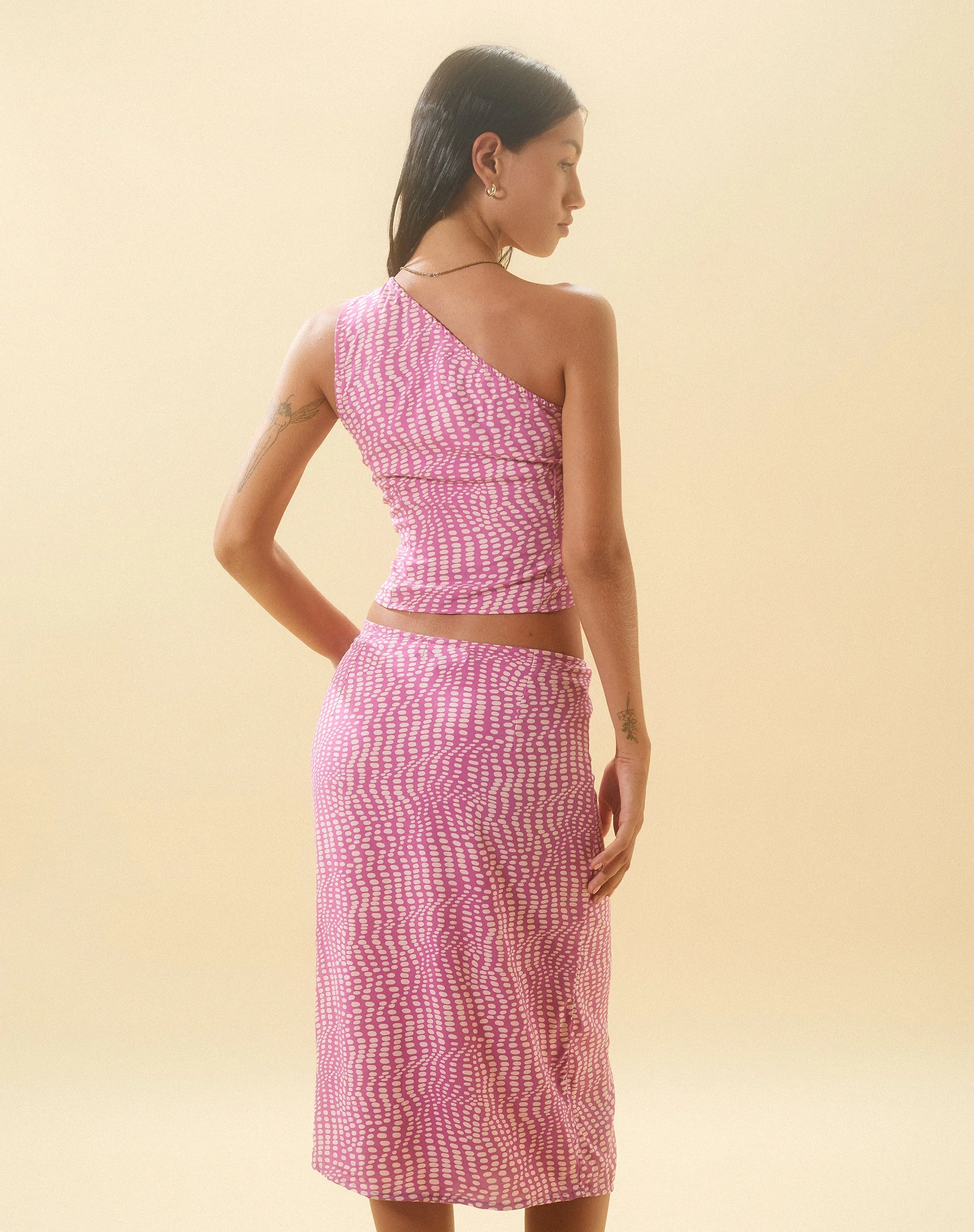 Bayan One Shoulder Top in gewelltem Polka Lila - Image 4