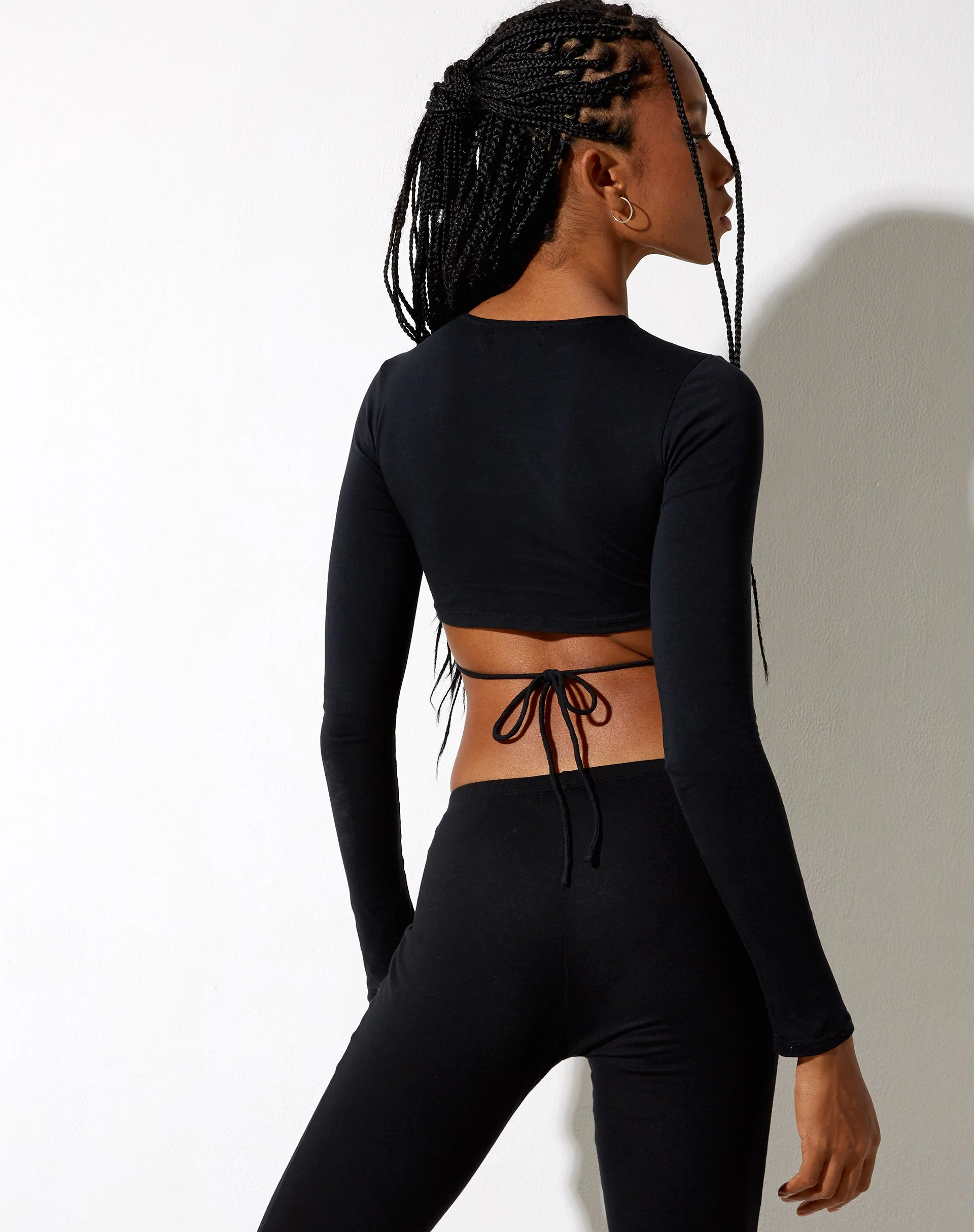 Baye Crop Top in Schwarz Out Of This World - Image 2