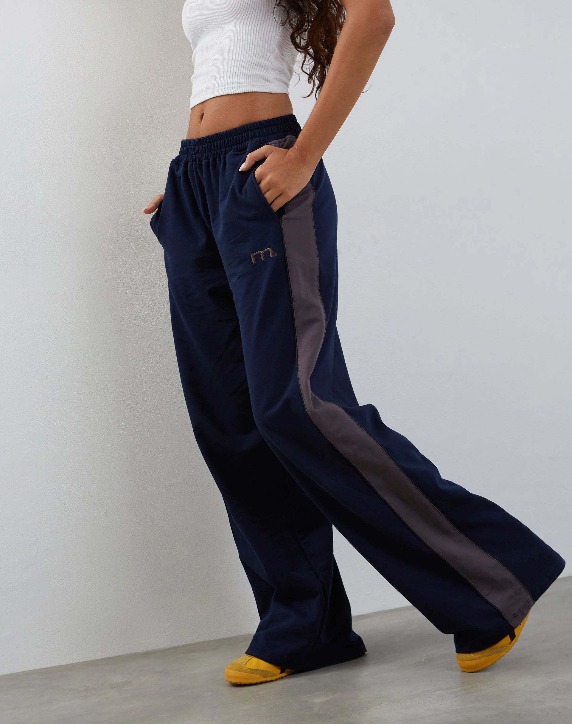 Bedion Oversized Jogger in Navy mit M-Stickerei - Image 2