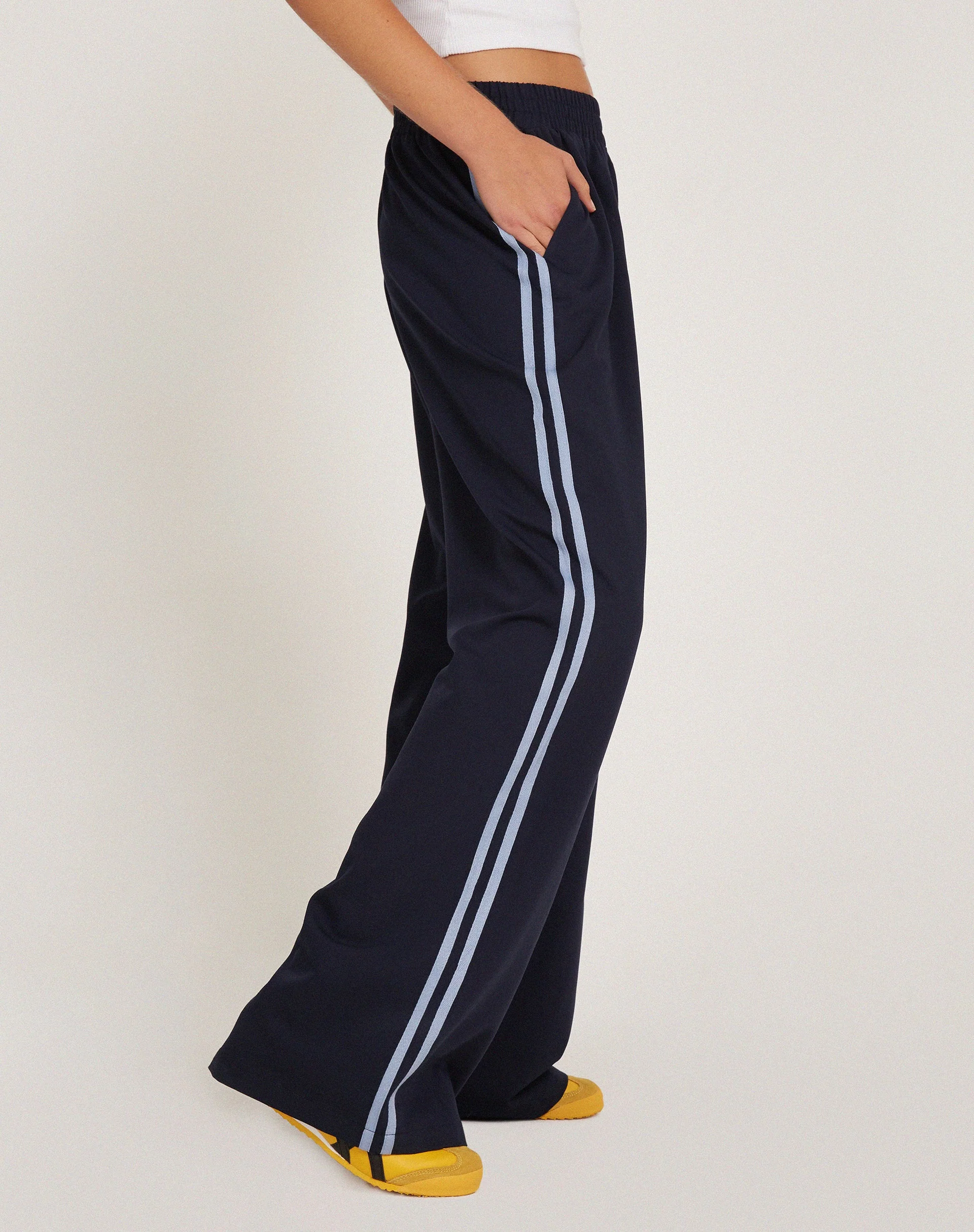 Bennett-Hose in Tailoring Navy mit Seitenstreifen