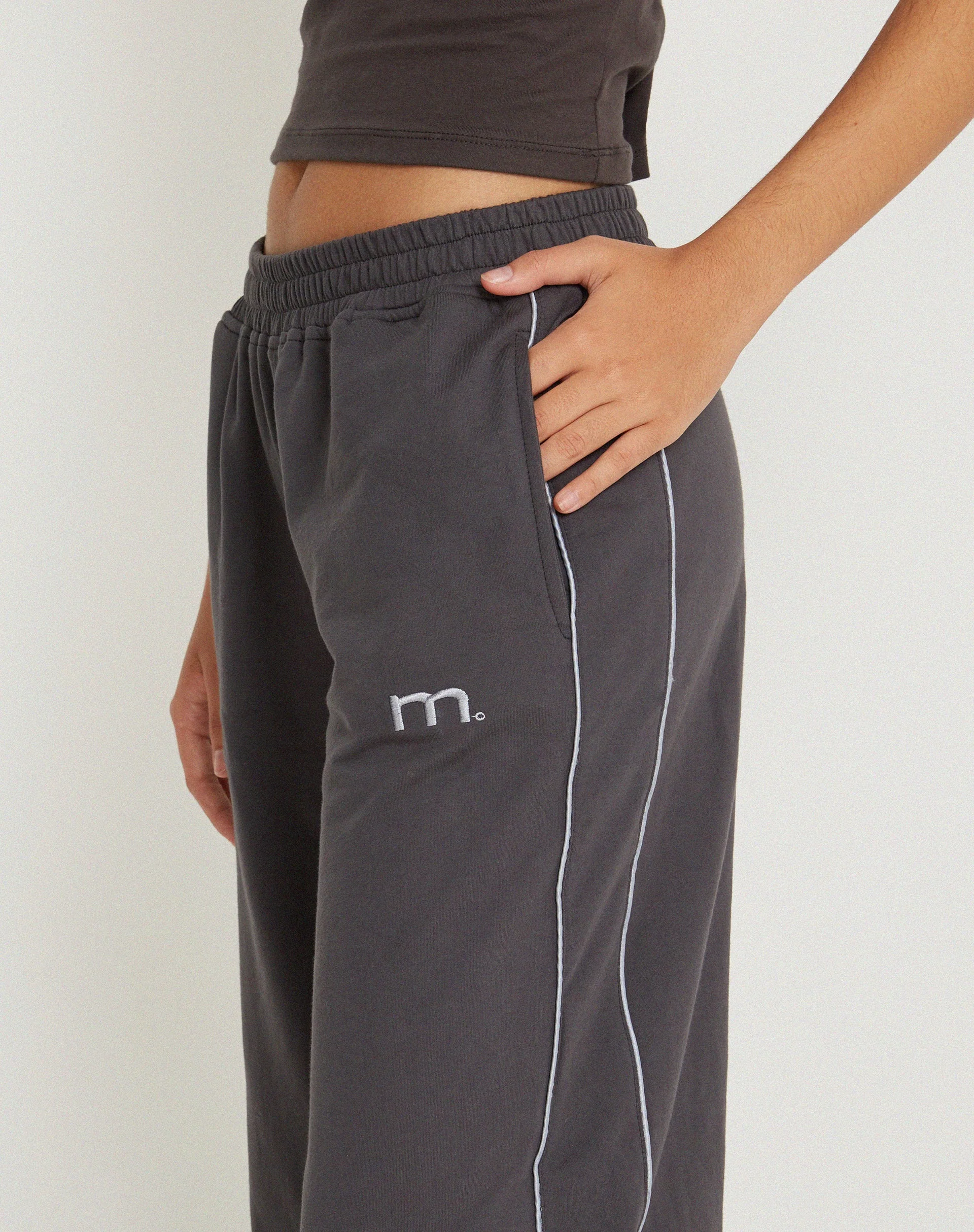 Benton Wide Leg Jogger in Beluga Grau - Image 4