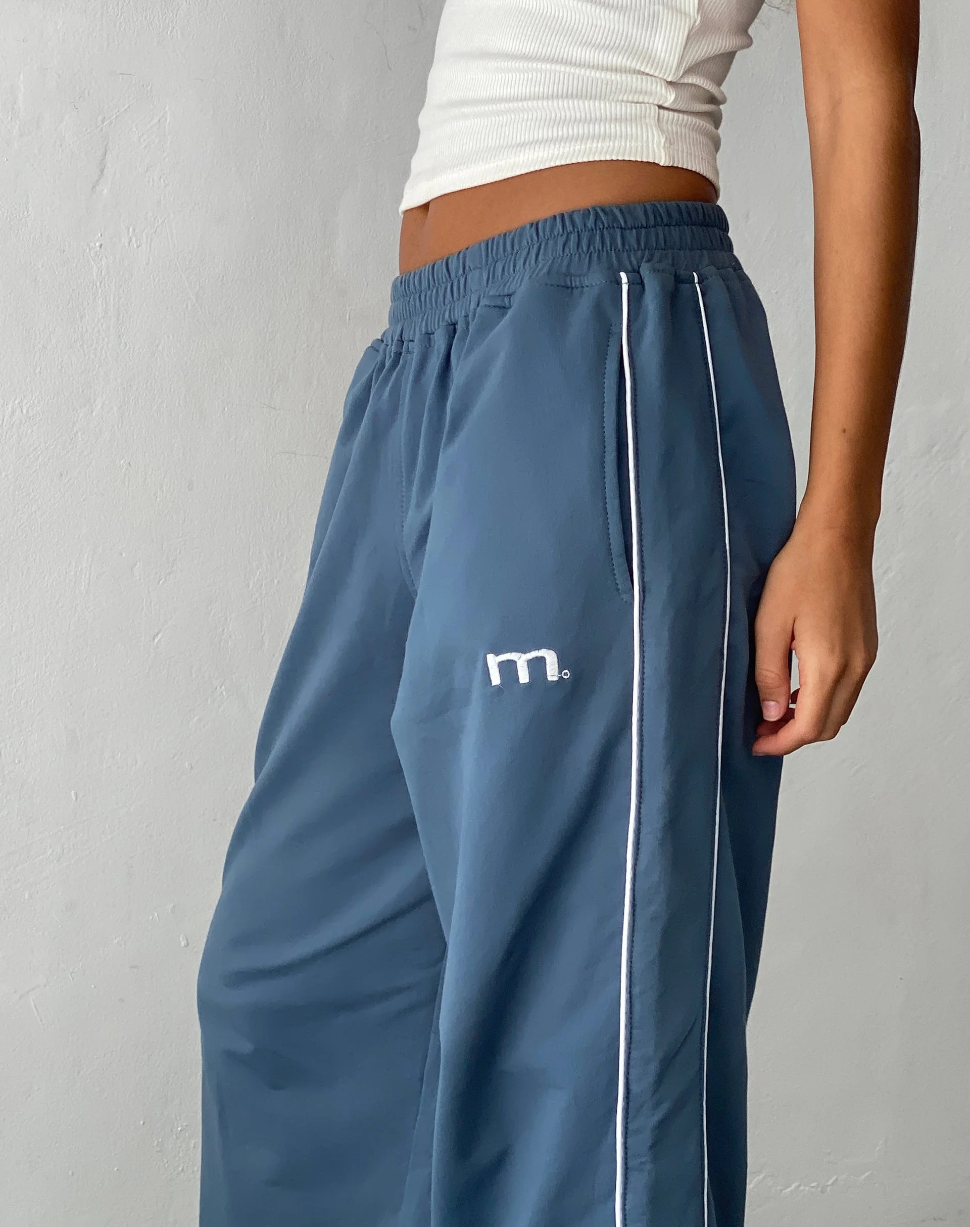 Benton Wide Leg Jogger in Blau mit 'M'-Stickerei - Image 3