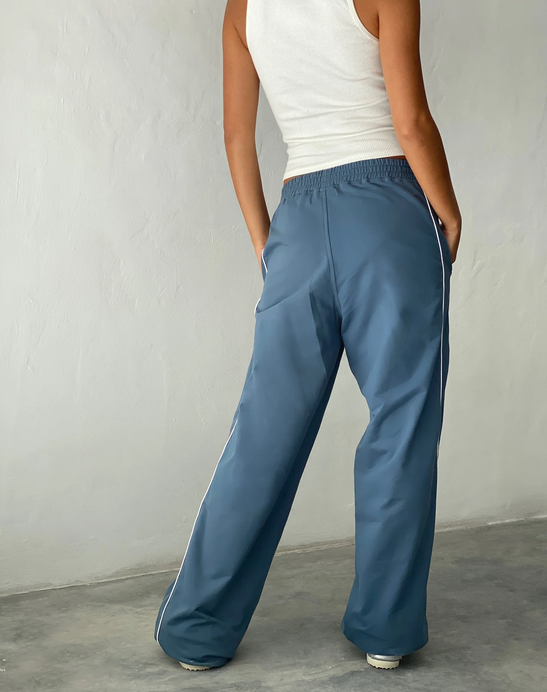 Benton Wide Leg Jogger in Blau mit 'M'-Stickerei - Image 4