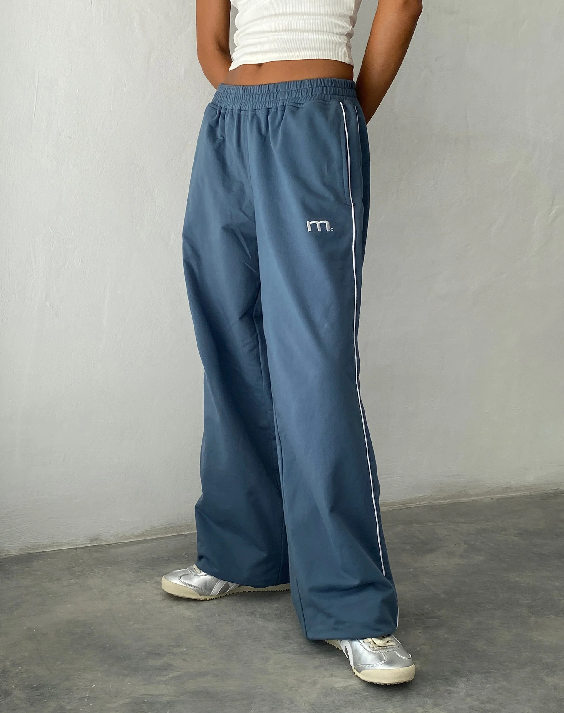 Benton Wide Leg Jogger in Blau mit 'M'-Stickerei - Image 5